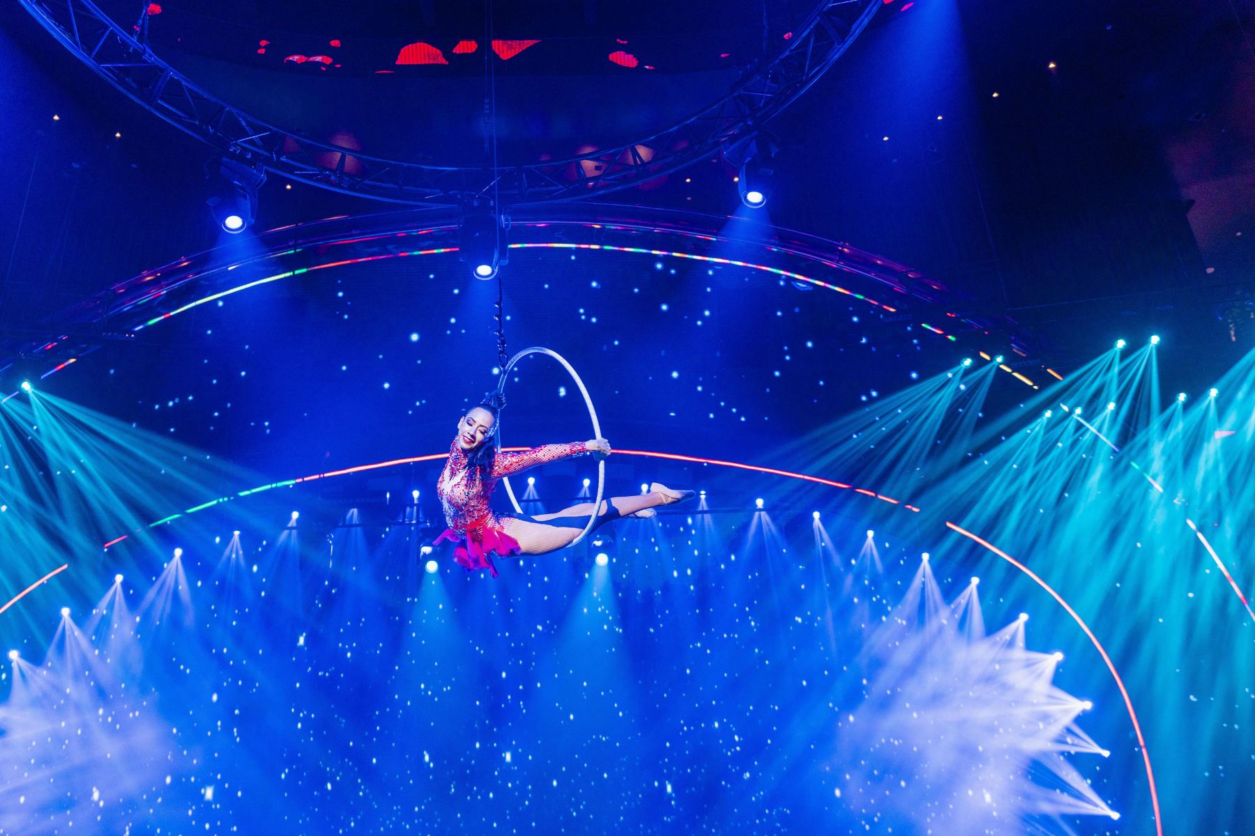 星空烂漫下的一对男女,他们相恋依偎,以杂技的形式在空中飞舞旋转