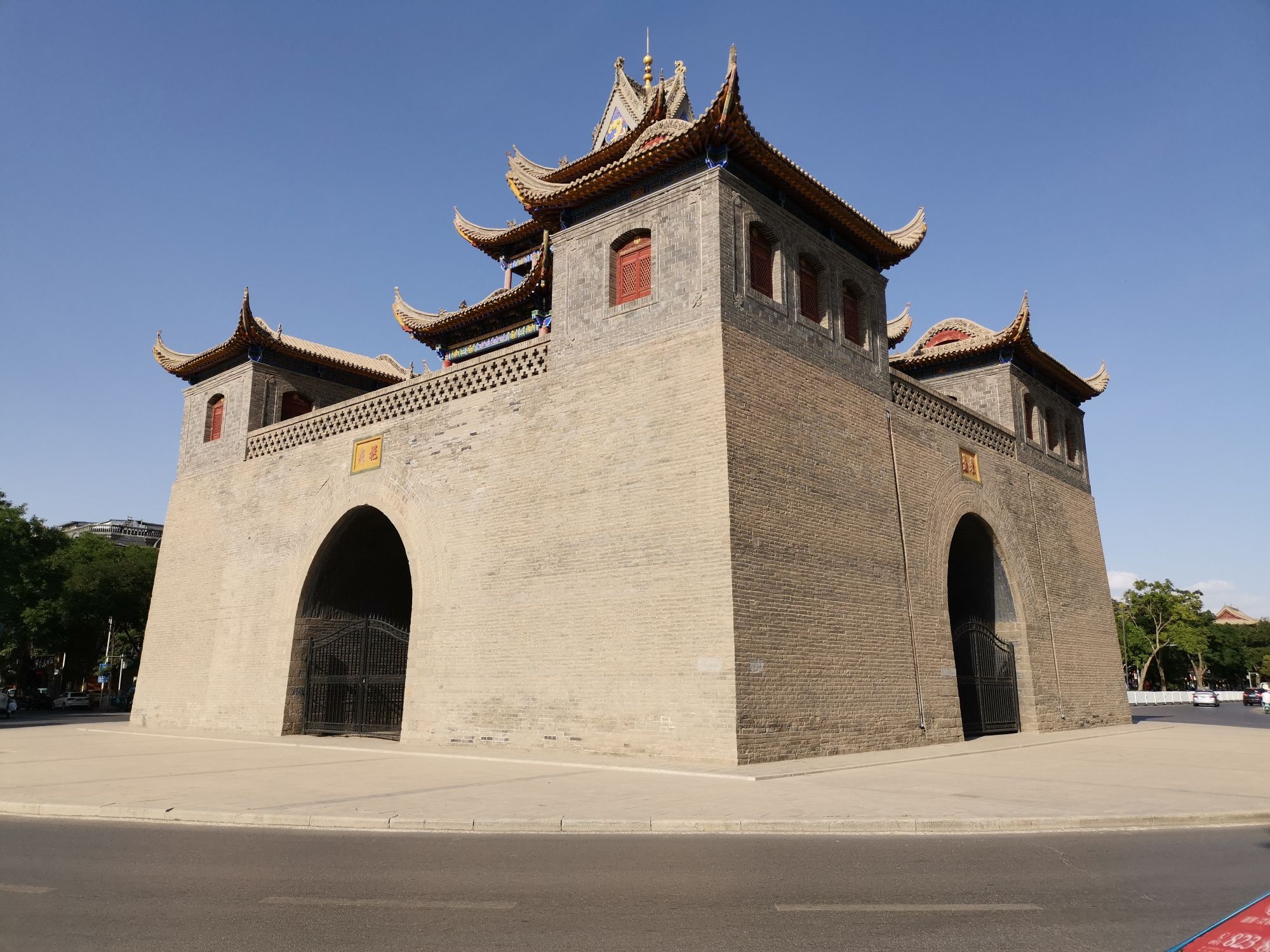 南北街十字路交叉处,又称"十字鼓楼","四鼓楼",由台基,楼阁,角坊组成