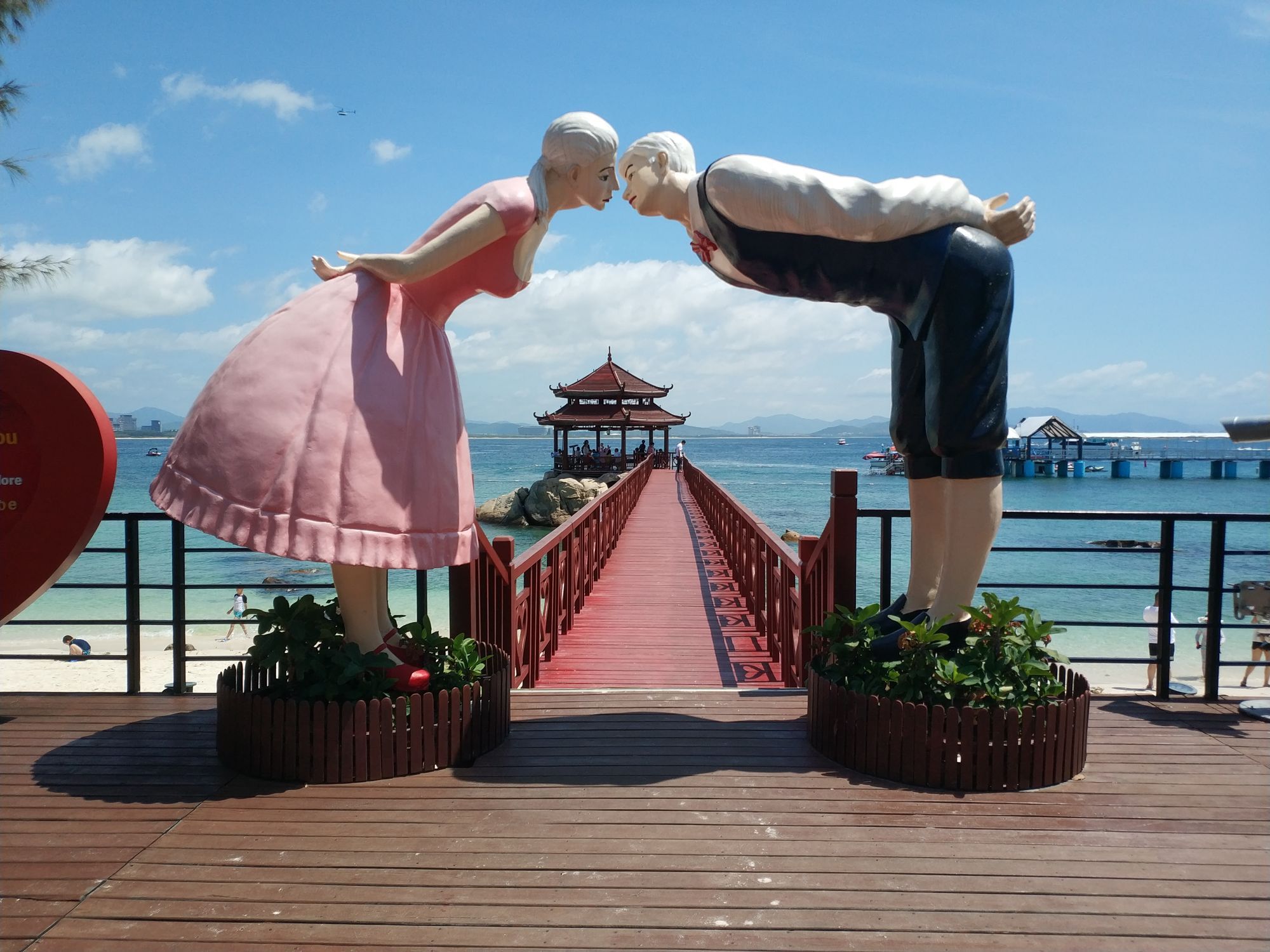 情人桥是三亚乌枝州岛上的一处景点原来是一座铁索桥开发成旅游景点后