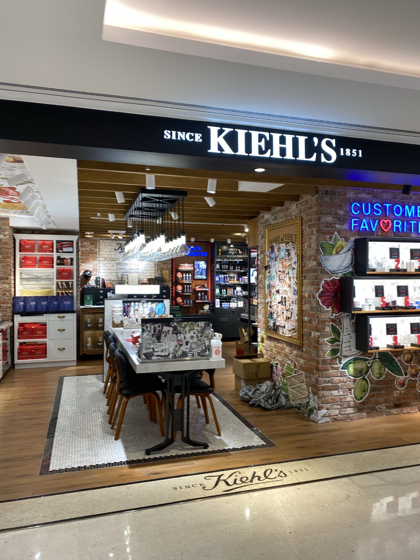 家化妆品店位于北京路附近的广百百货一楼,这里全层楼都是化妆品专柜