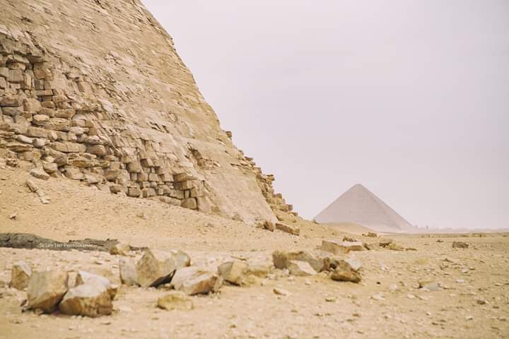 這座金字塔的名字被稱為彎曲金字塔 bent pyramid,是早期