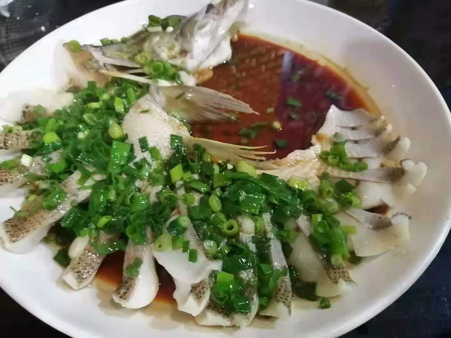 我觉得挺好吃,毕竟是当地的特色美食,冷水鱼有很多种做法,清蒸,红烧