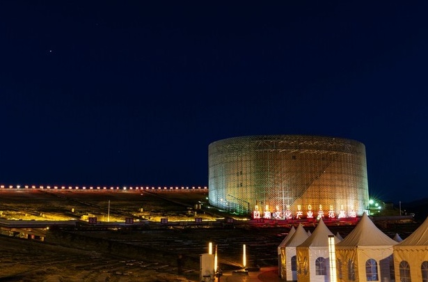 凉山民族文化艺术中心火把广场地处邛海西北侧,火把广场为扇形建筑