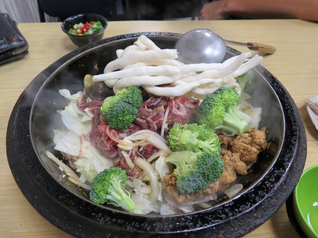 雅香石头火锅(西门总店) 3.0 分 1条点评 93/人 火锅 直线距离 100m