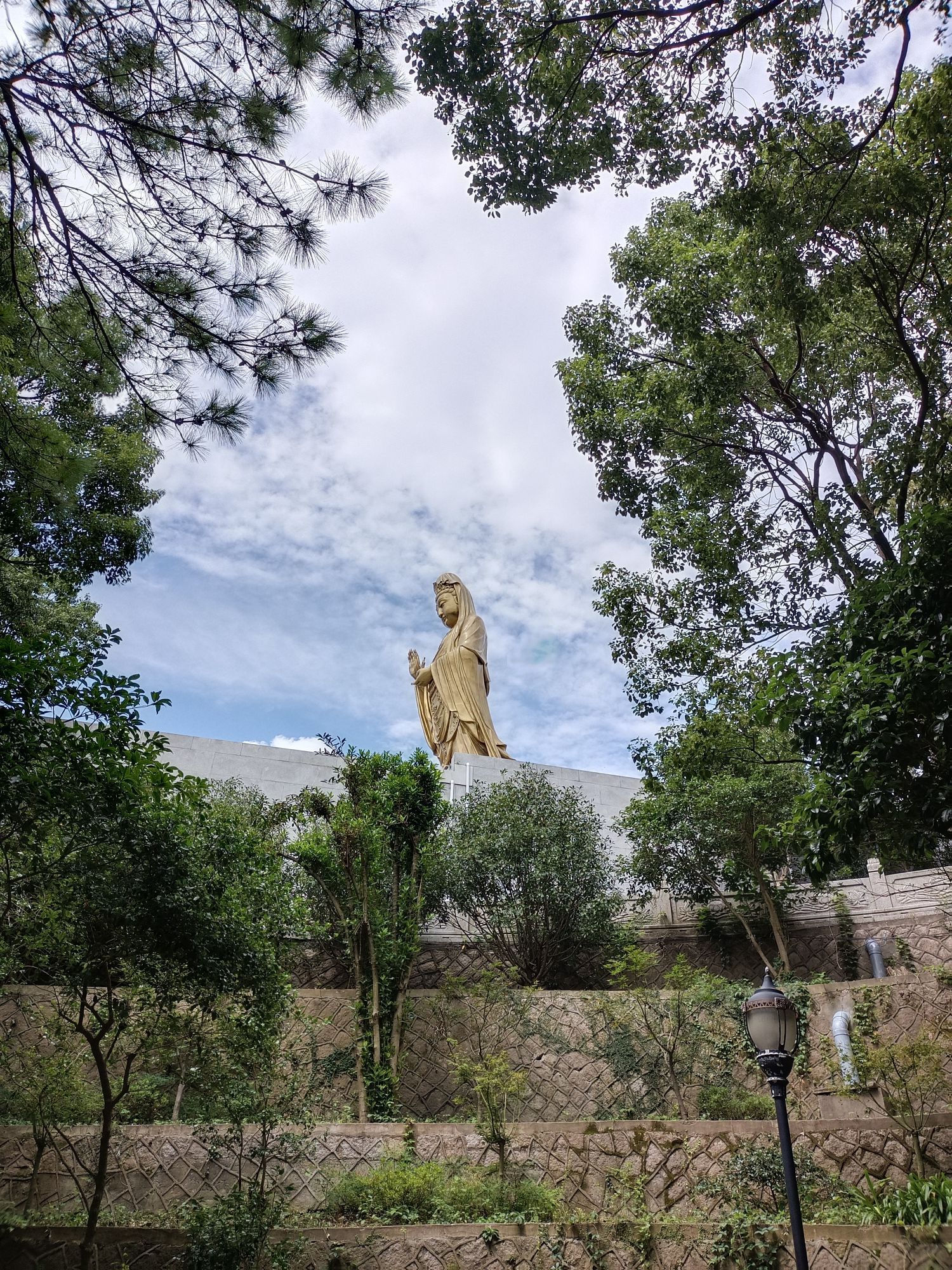 觀音像在紫竹苑外的岬角得山坡上.是普陀山著名的地標.