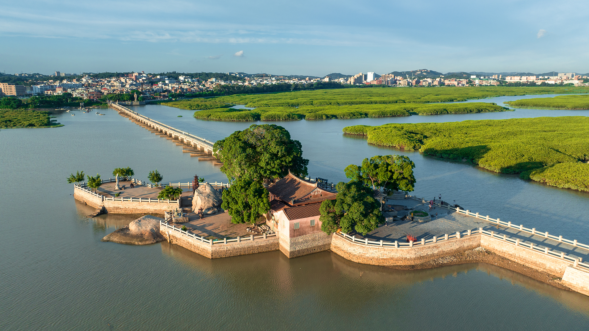 1-Day Hui'an Tour: Ancient Charm of Luoyang Bridge, Fun at Chongwu Ancient Town and All Love Park Ocean Kingdom