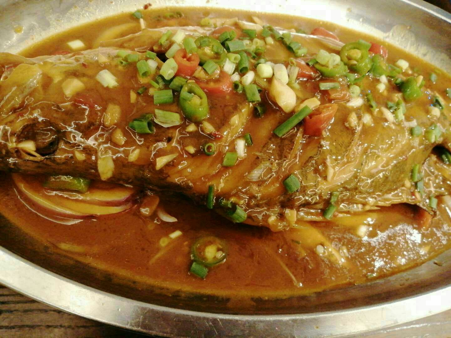 店内还好有人值班,点了店里美女小姐姐推荐的特色菜:黄山臭鳜鱼,糖醋