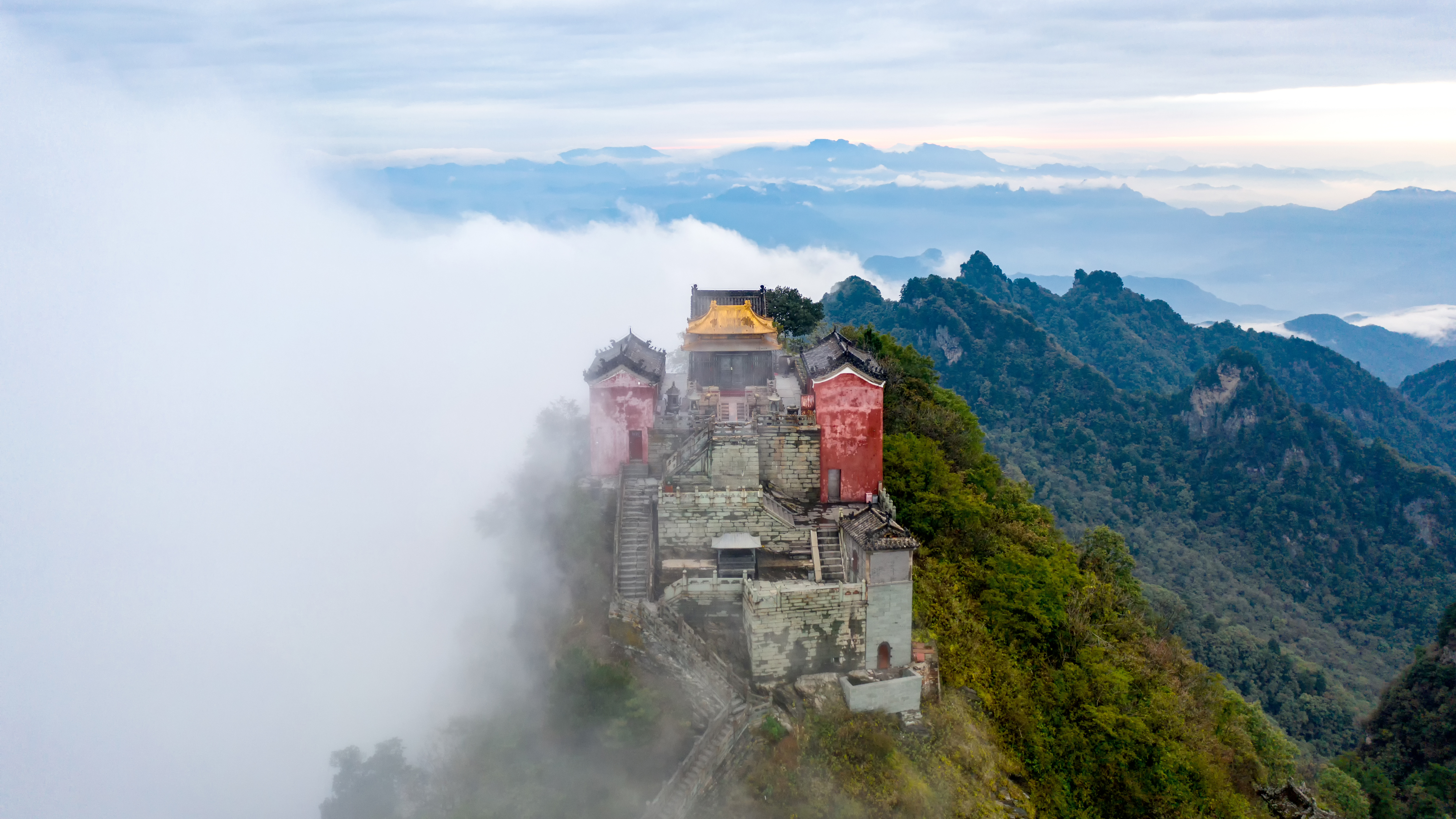 中国最大道场在湖北,地位超泰山,峰顶竟有座紫禁城,免门票 