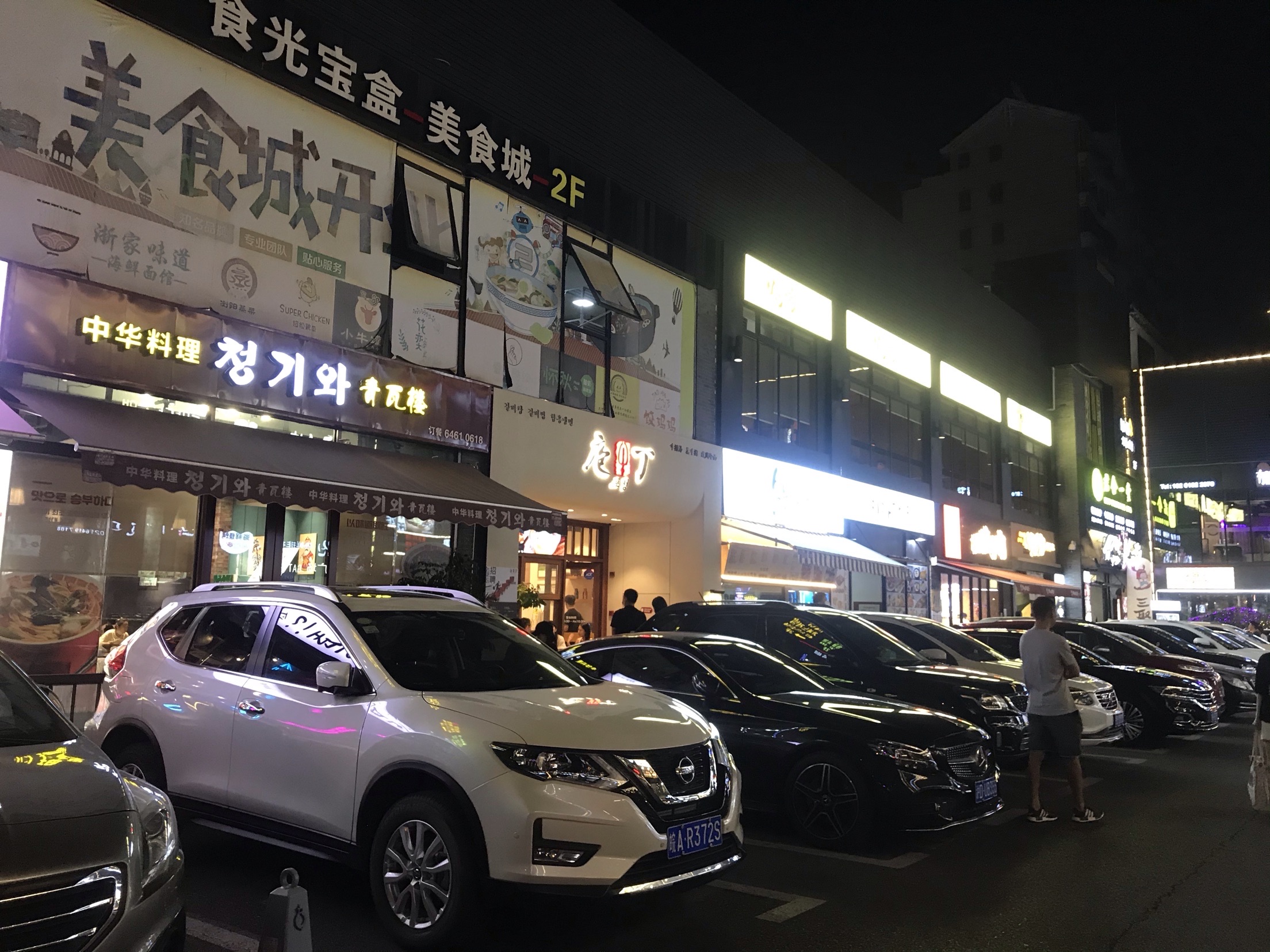 面近虹泉路属于魔都韩国街区域非常热闹尤其是周五到周日三天附近的