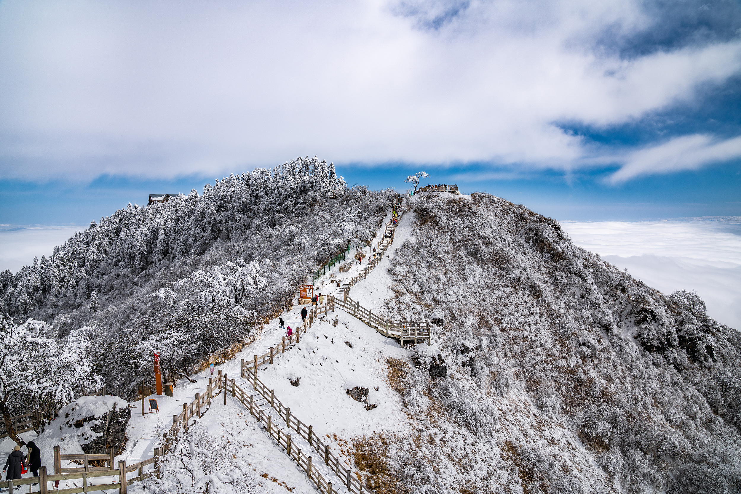 2-Day Xiling Snow Mountain Huashuiwan Tourist Resort & Dayi Tour: Hot Spring Therapy, Explore Xiling Snow Mountain