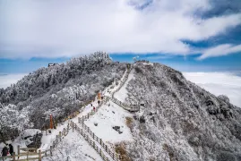 2-Day Xiling Snow Mountain Huashuiwan Tourist Resort & Dayi Tour: Hot Spring Therapy, Explore Xiling Snow Mountain