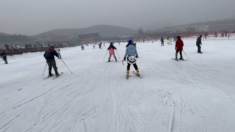 多地滑雪场生意火爆冰爱游戏- 爱游戏体育- AYX爱游戏体育官方网站雪游产品售卖起量