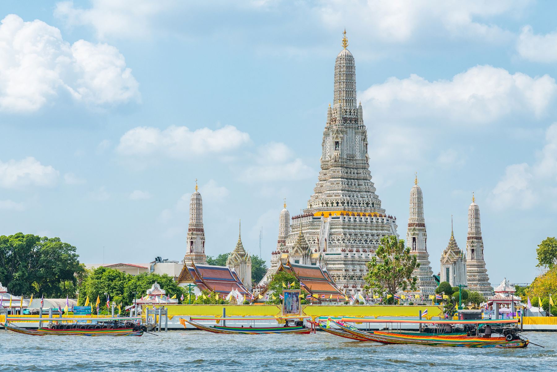 泰国曼谷藏有世界上最大卧佛，把卧佛立起约有16层楼高