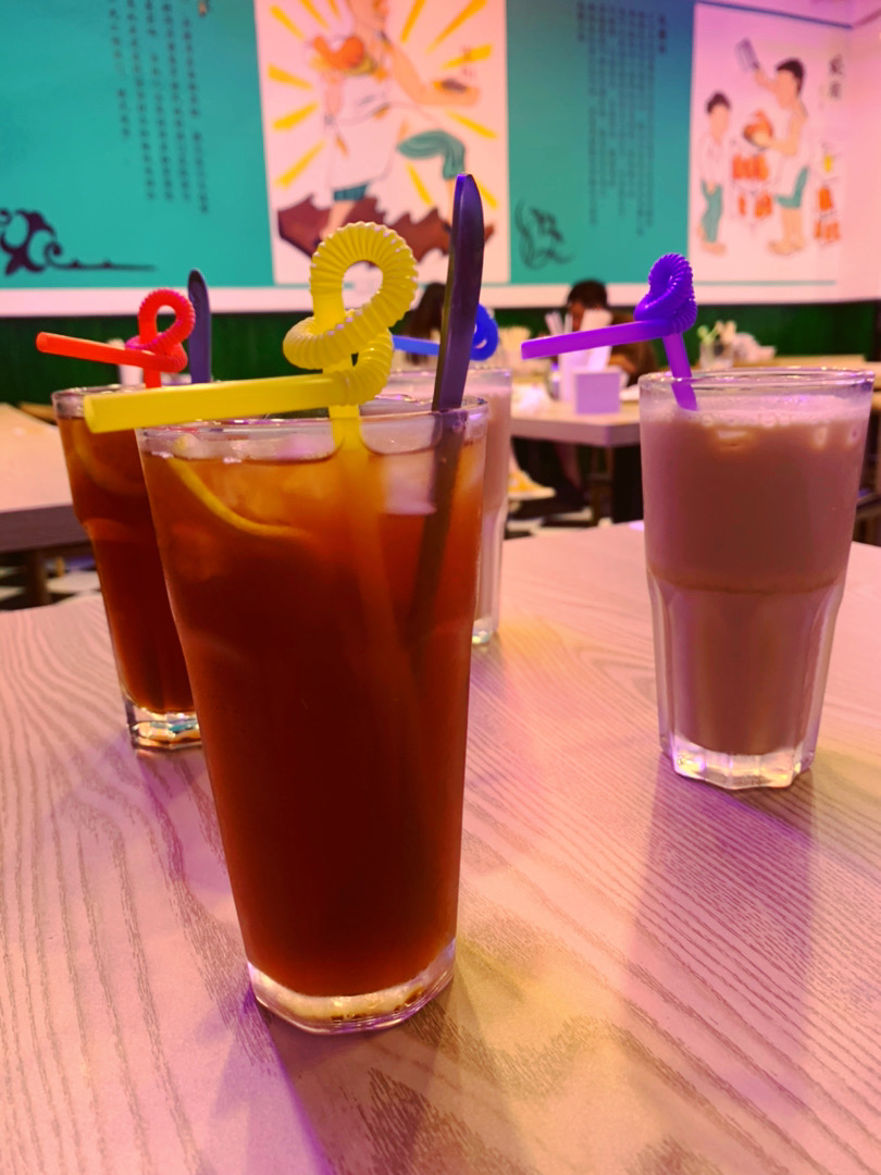 两杯饮料一份烤鸭一份叉烧叉烧刚上的时候真的是超级像站上那个没资质