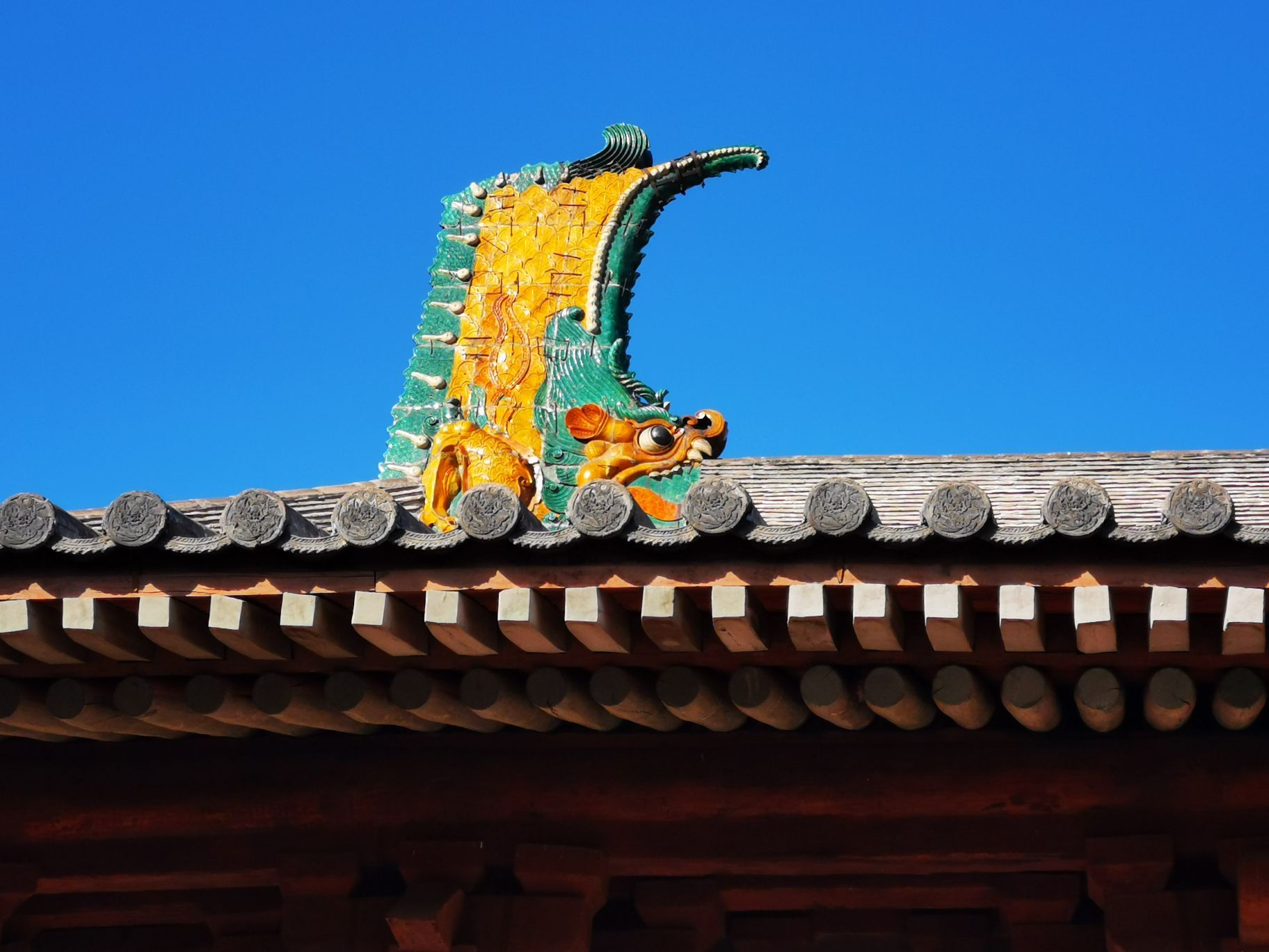 
另外大雄宝殿上面的中国最大的鸱吻,也值得一看.
