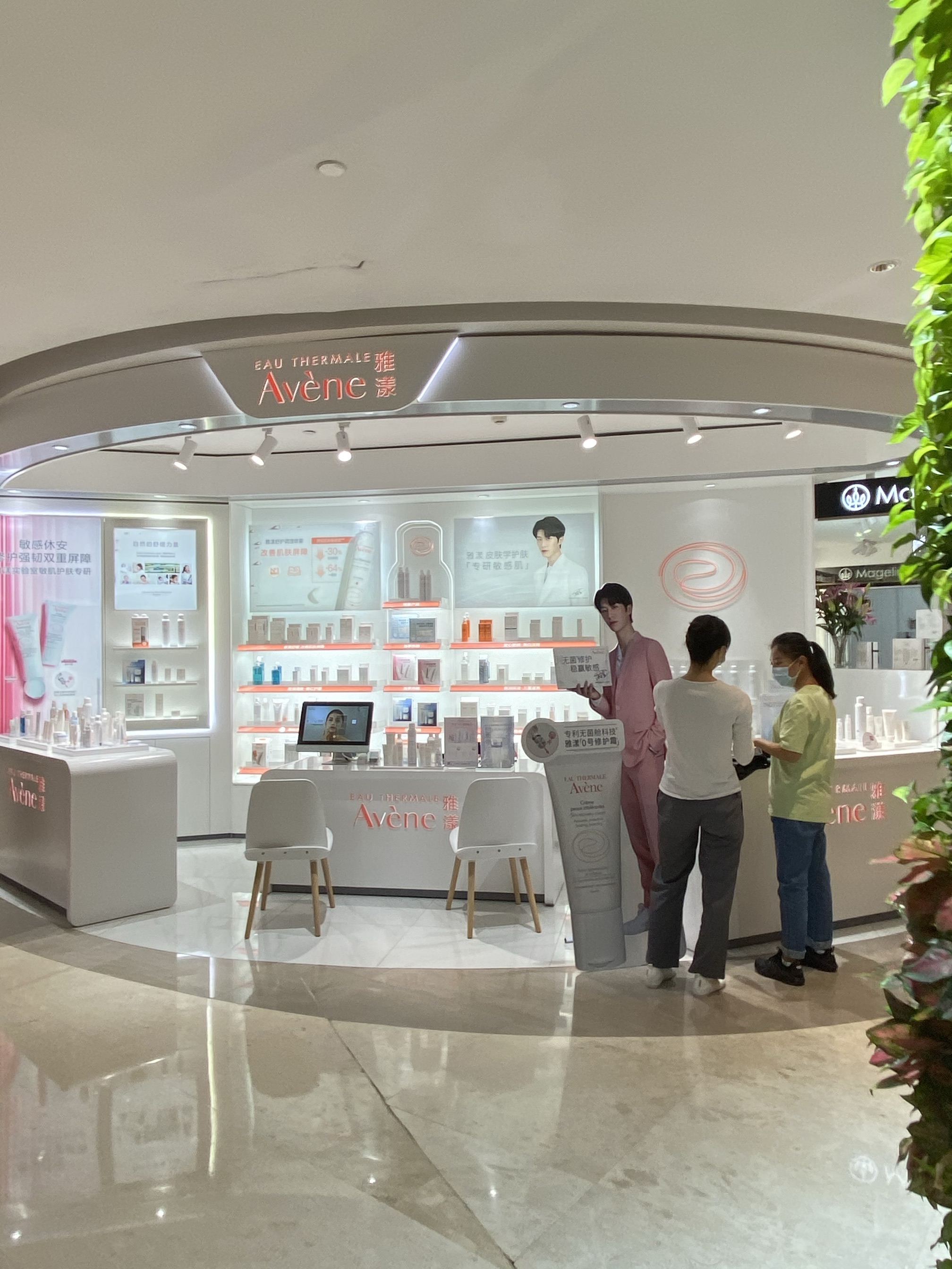 这一家雅漾品牌店铺位于珠江新城的高德置地春广场负二层,在麦当当