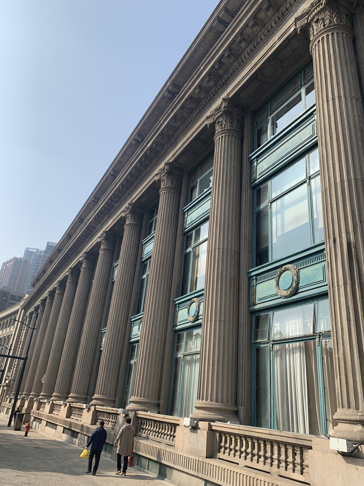 是整幢建筑的构图中心;两侧主立面有贯通三层的简化科林斯巨柱式列柱