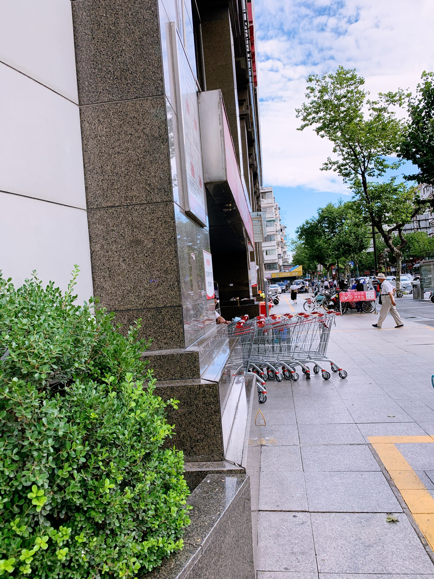 2024金润发(丹凤街店)购物,一楼有不少店铺，包括一些餐...【去哪儿攻略】