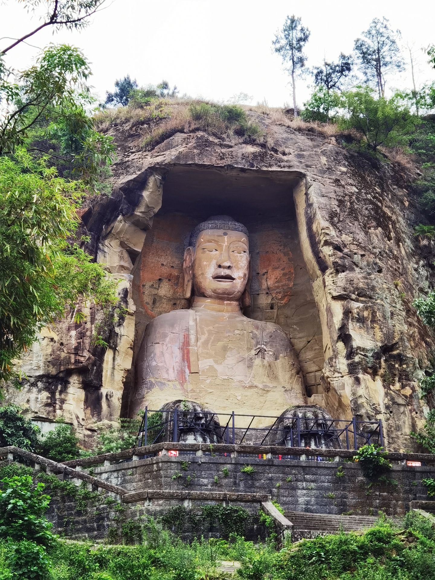 半月山大佛