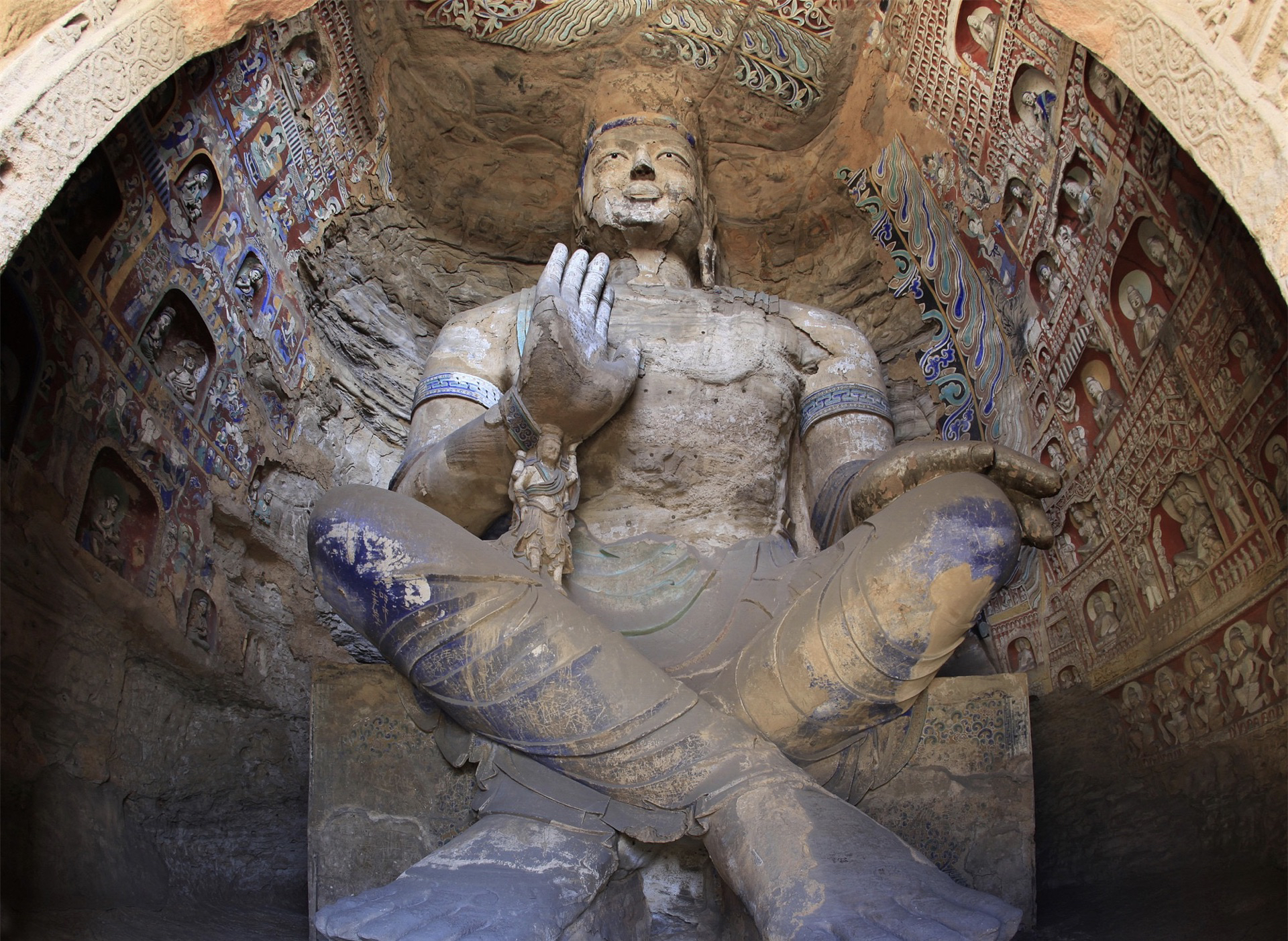 云冈石窟位于山西省大同市城西约16公里的武州(周)山南麓,武州川的