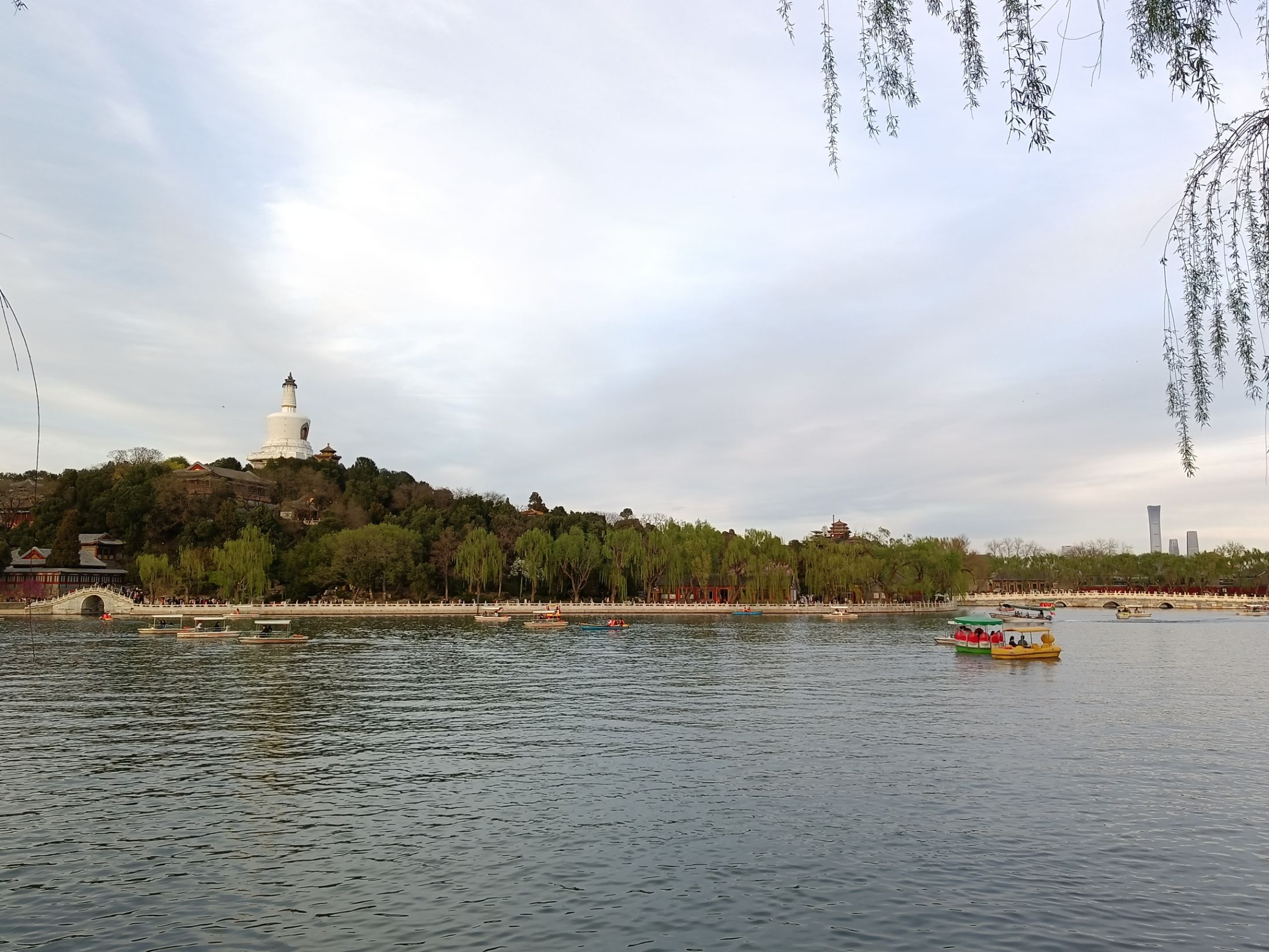 【攜程攻略】北京北海公園景點,瓊華島四面皆景,尤以春天雲天景觀更為