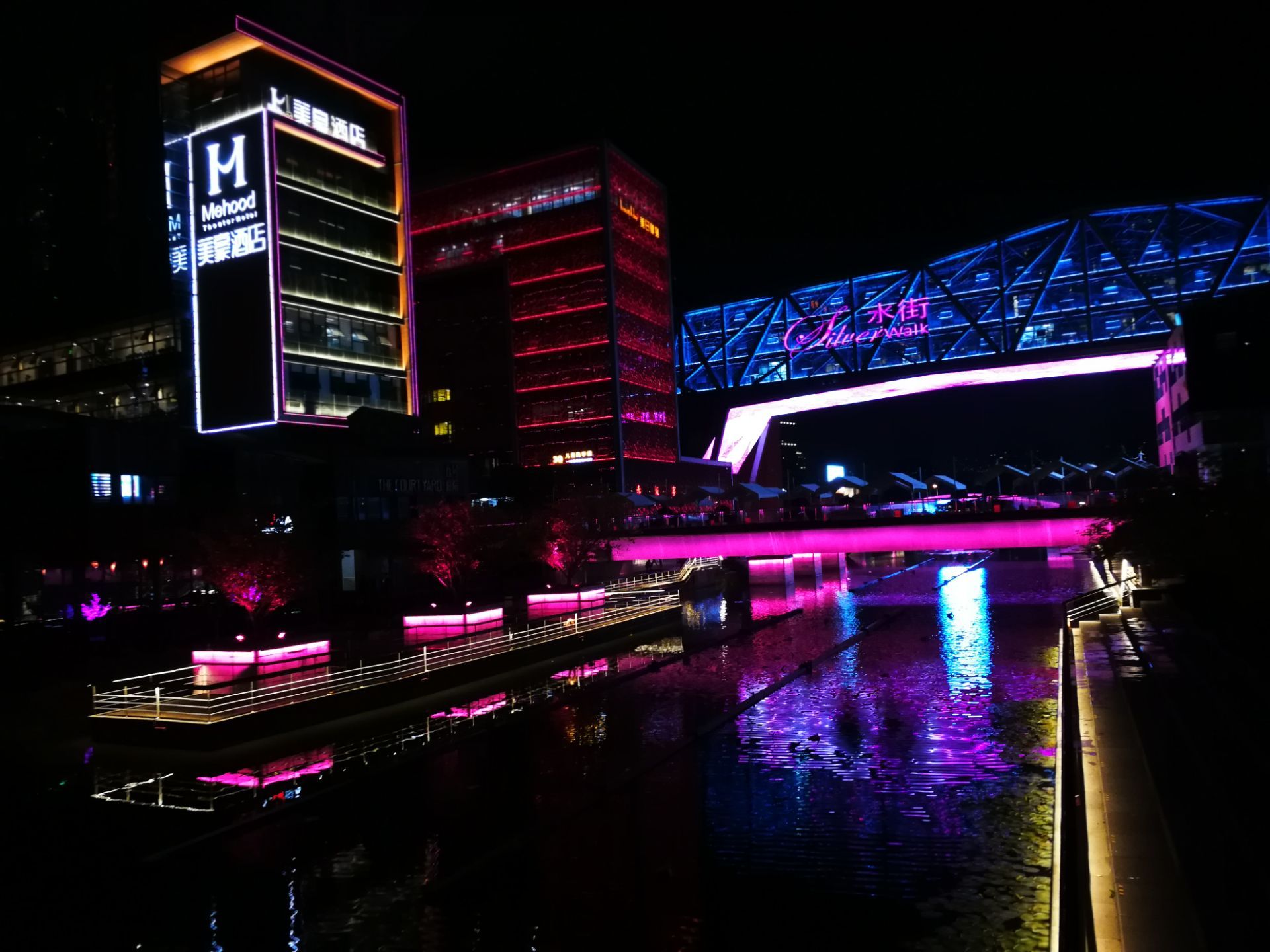 【携程攻略】宁波水街商业广场购物,晚间来到水街,附近高楼林立.