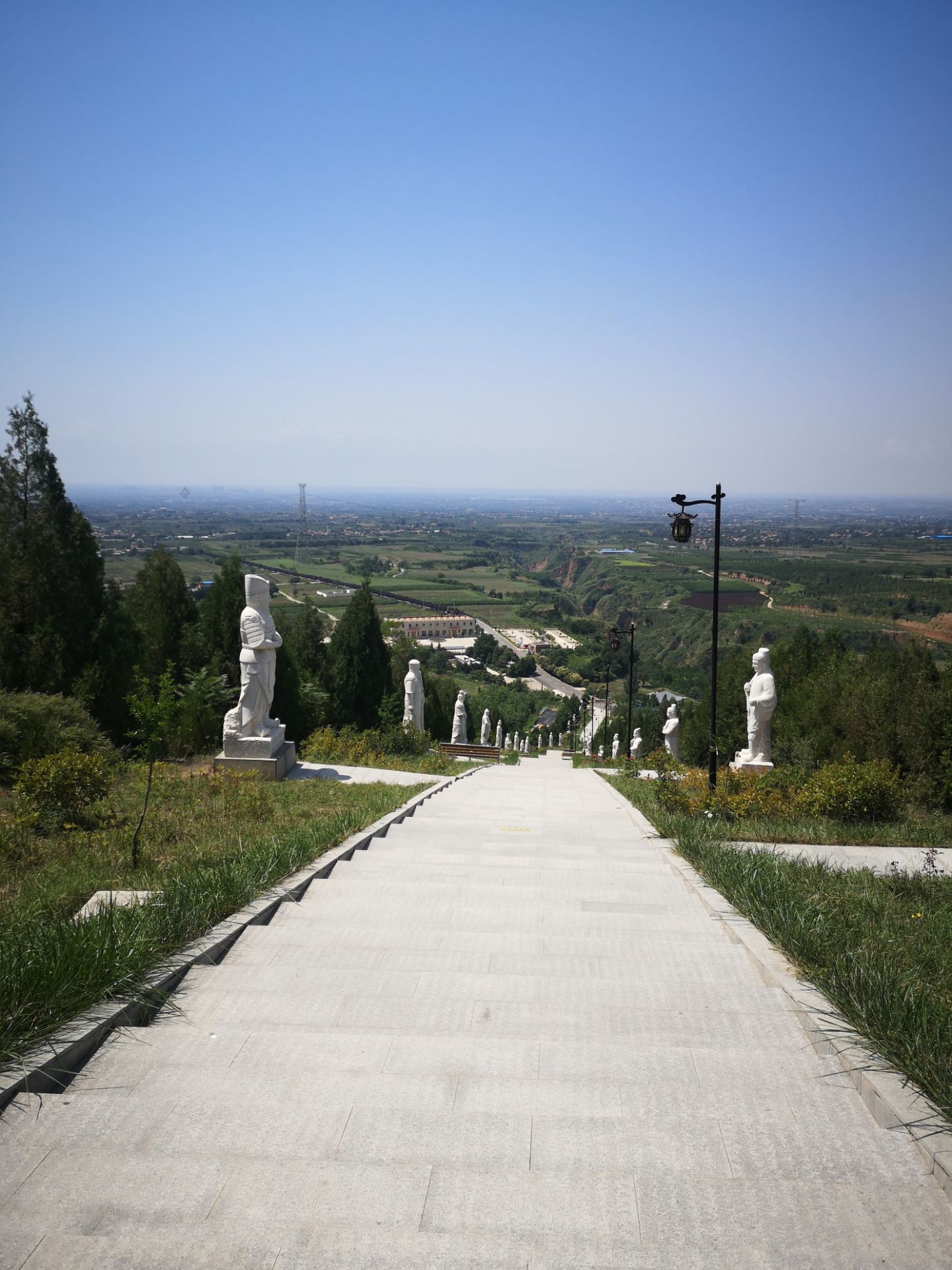 封神台神道位于陕西省宝鸡市扶风县南阳镇野河山景区内是通往姜子牙
