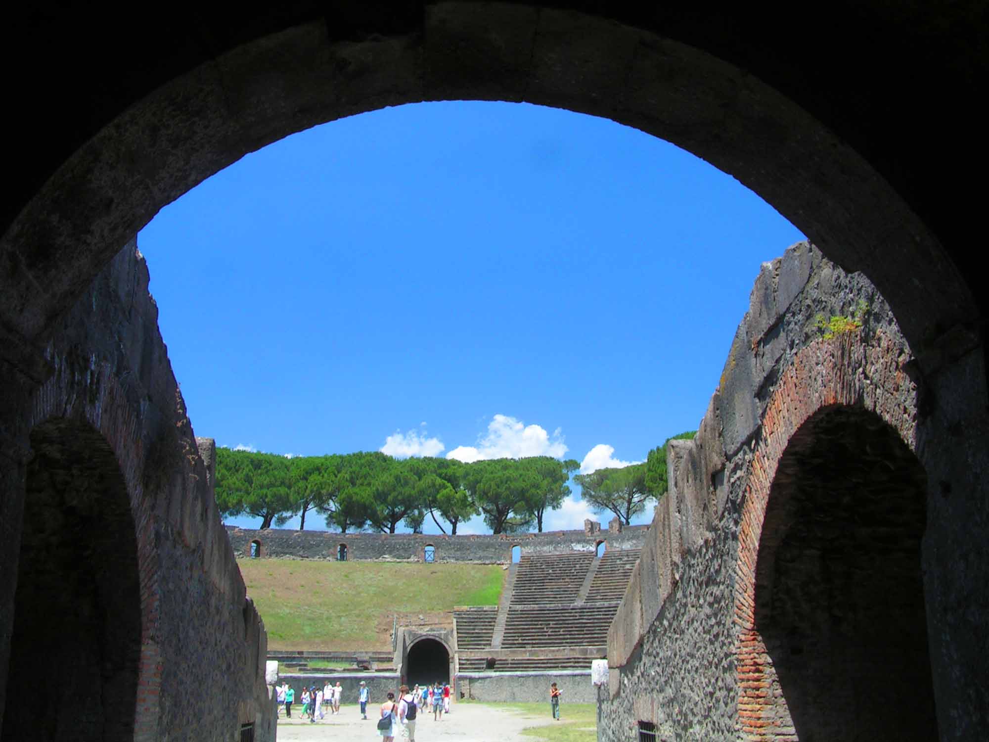 意大利的庞贝古城在公元 79 年维苏威火山喷发时,被埋在