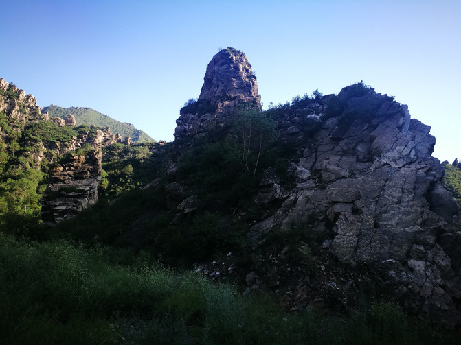 阴山山脉一高峰--九峰山2338米低于最高峰呼和把什格山2364米