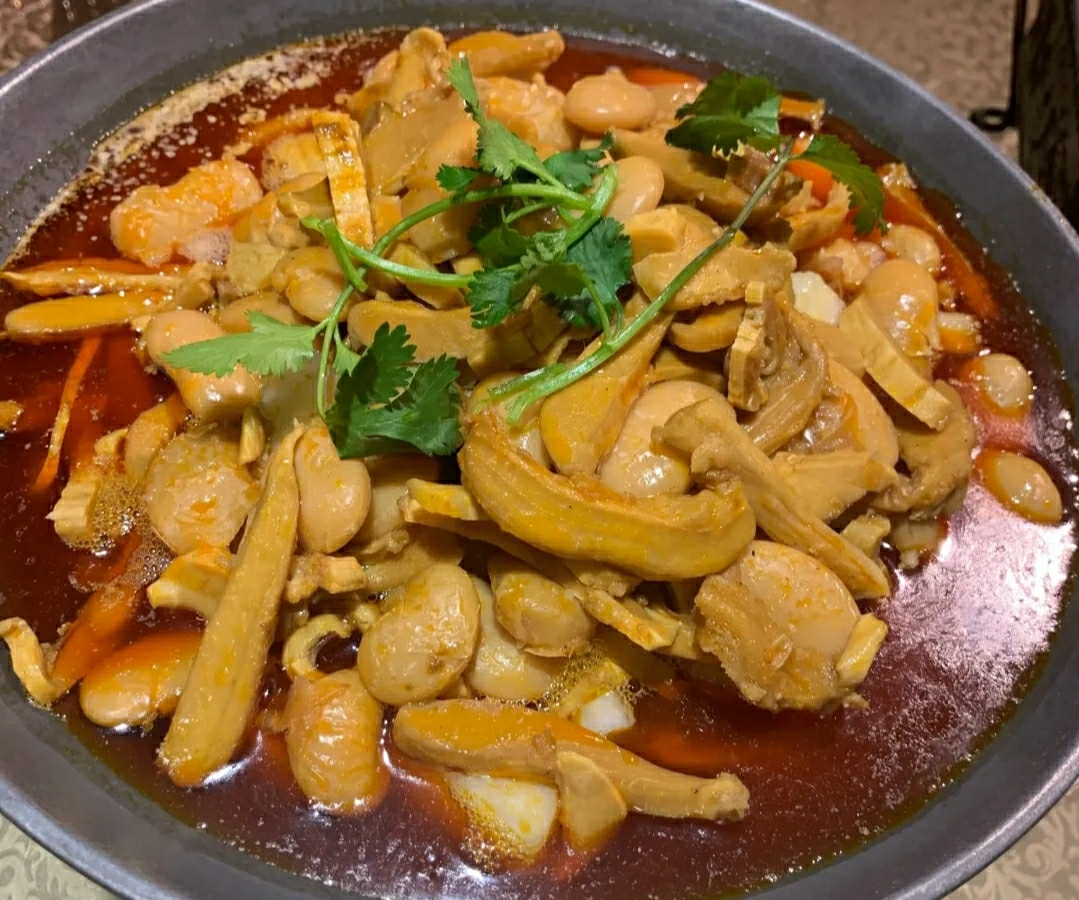 特色牛板筋烧得很烂味道正宗打底用的东瓜条配有芸豆