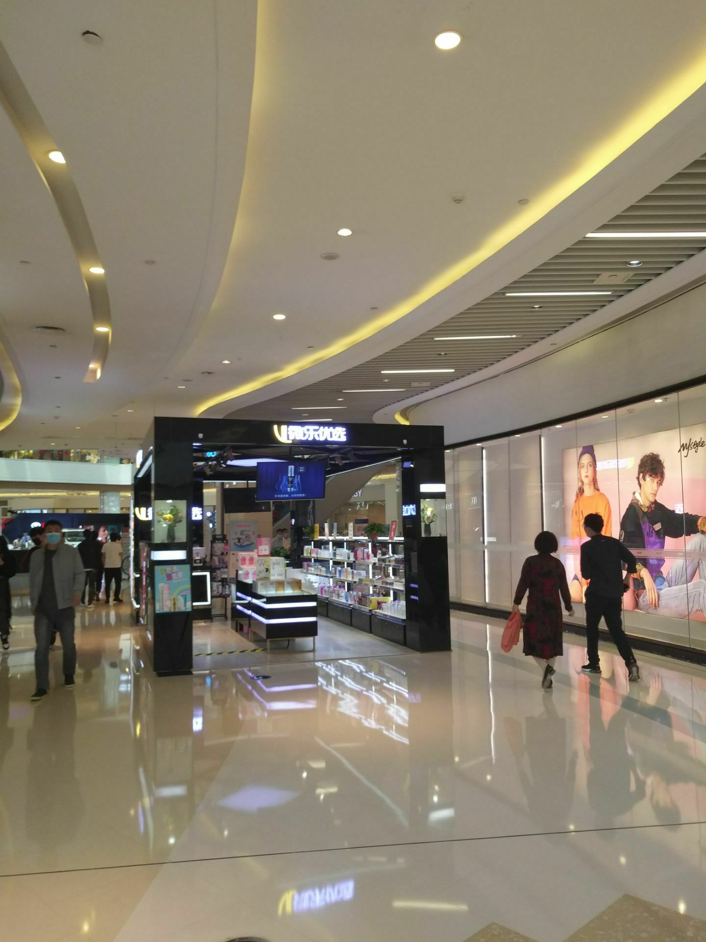 锦艺城购物中心c区