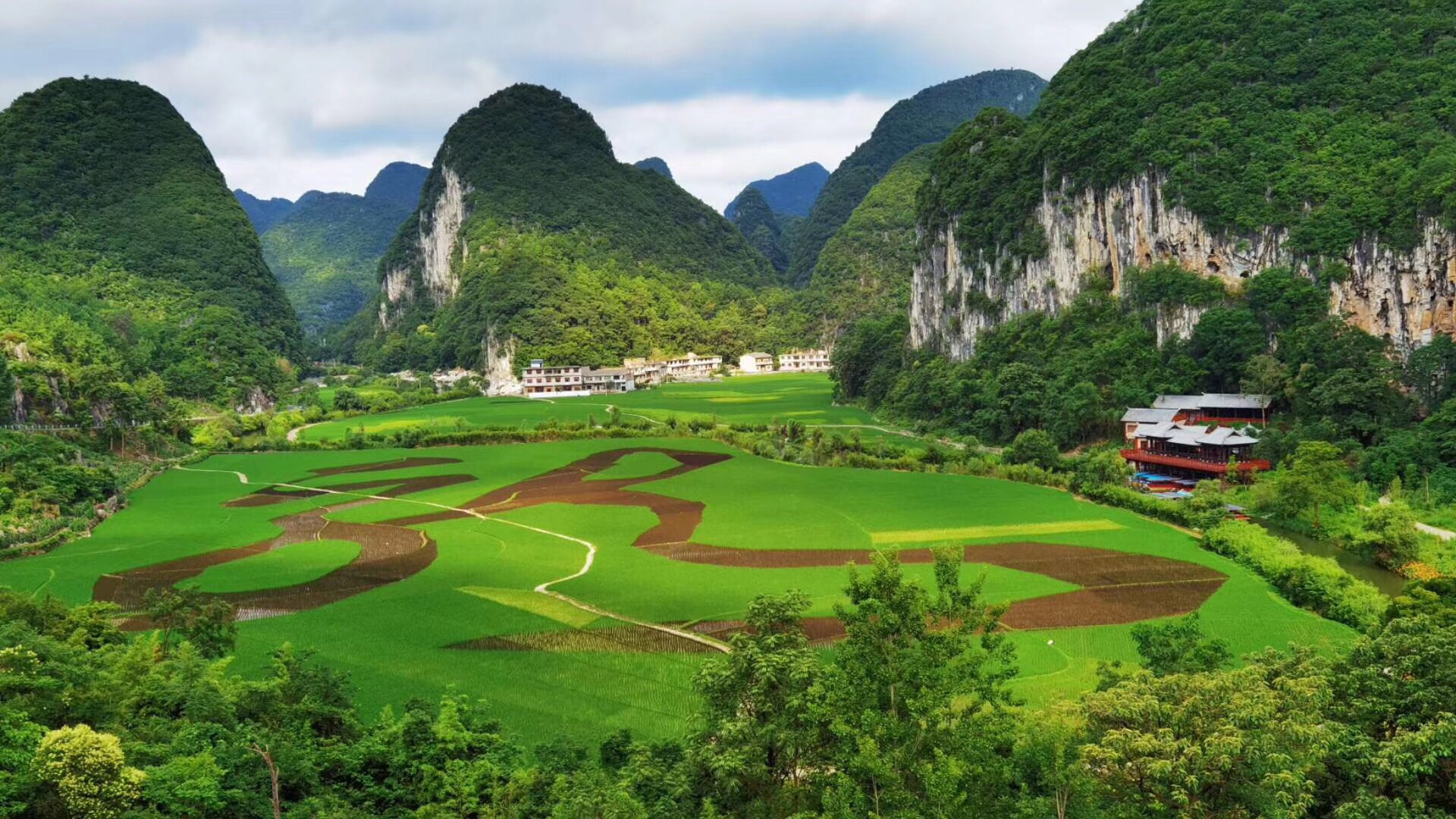 天然辐射率最低的地方——"贵州龙宫风景名胜区",最大的植物汉字景观