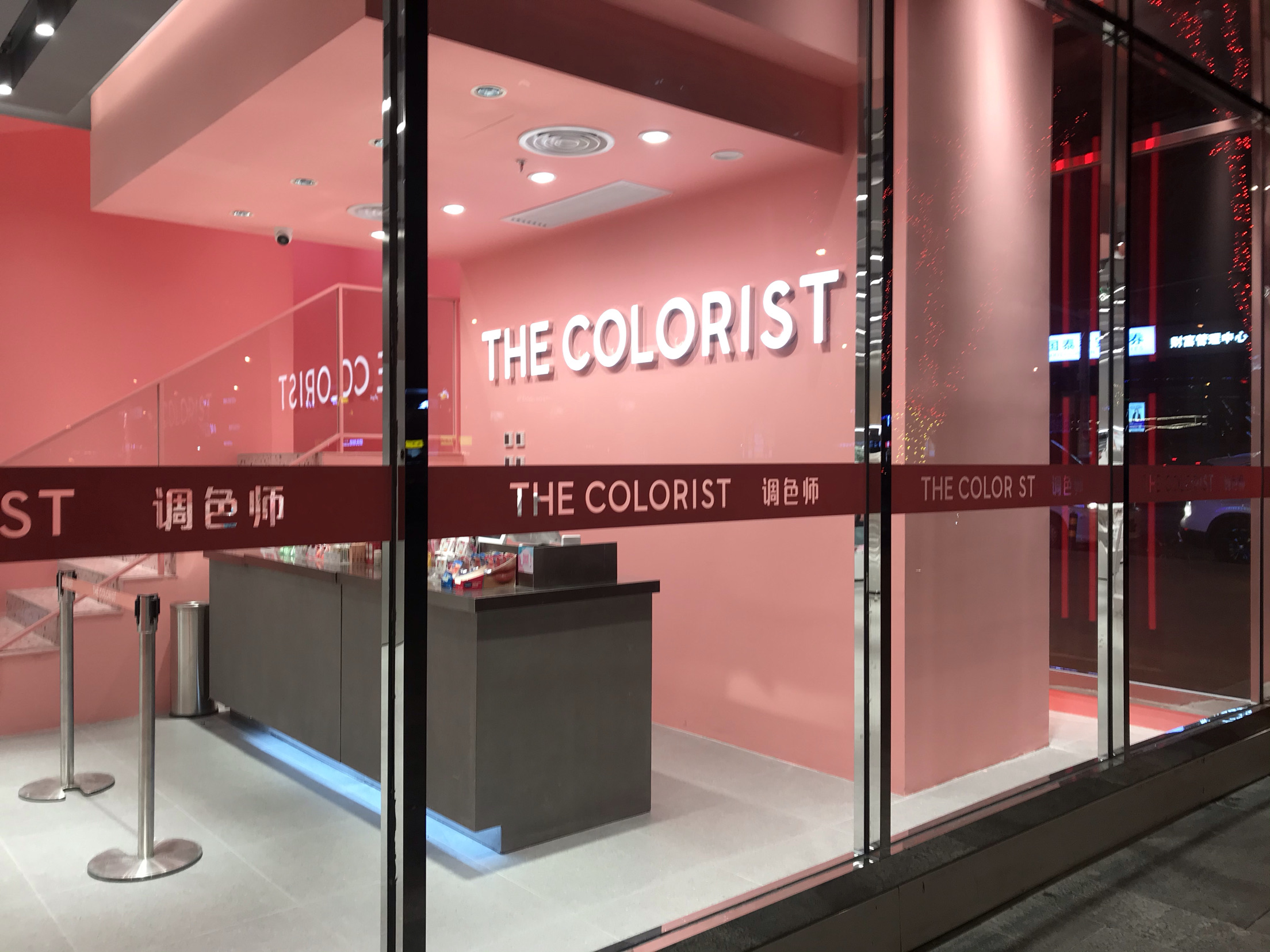 the colorist调色师整个门店的设计,呈现时尚,简约的风格.