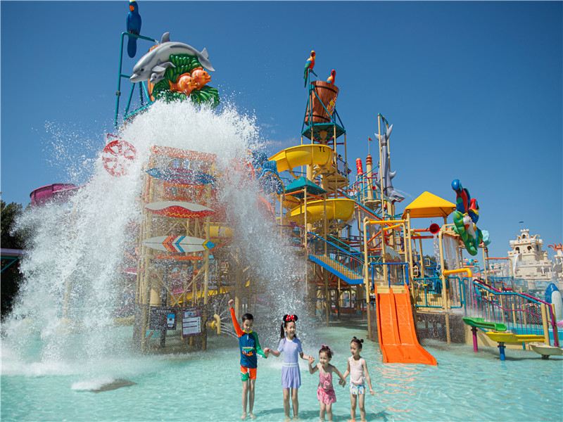 乐在舒适,海滨休闲百|分|百乐岛开辟了近万平米的休闲戏水区域,包含