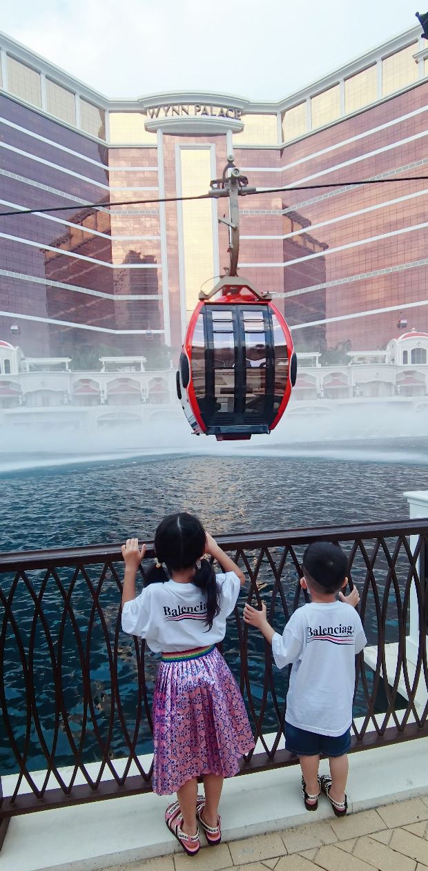 永利皇宫缆车有两个站,天桥下面有一个,酒店里面有一个上下车点,人不