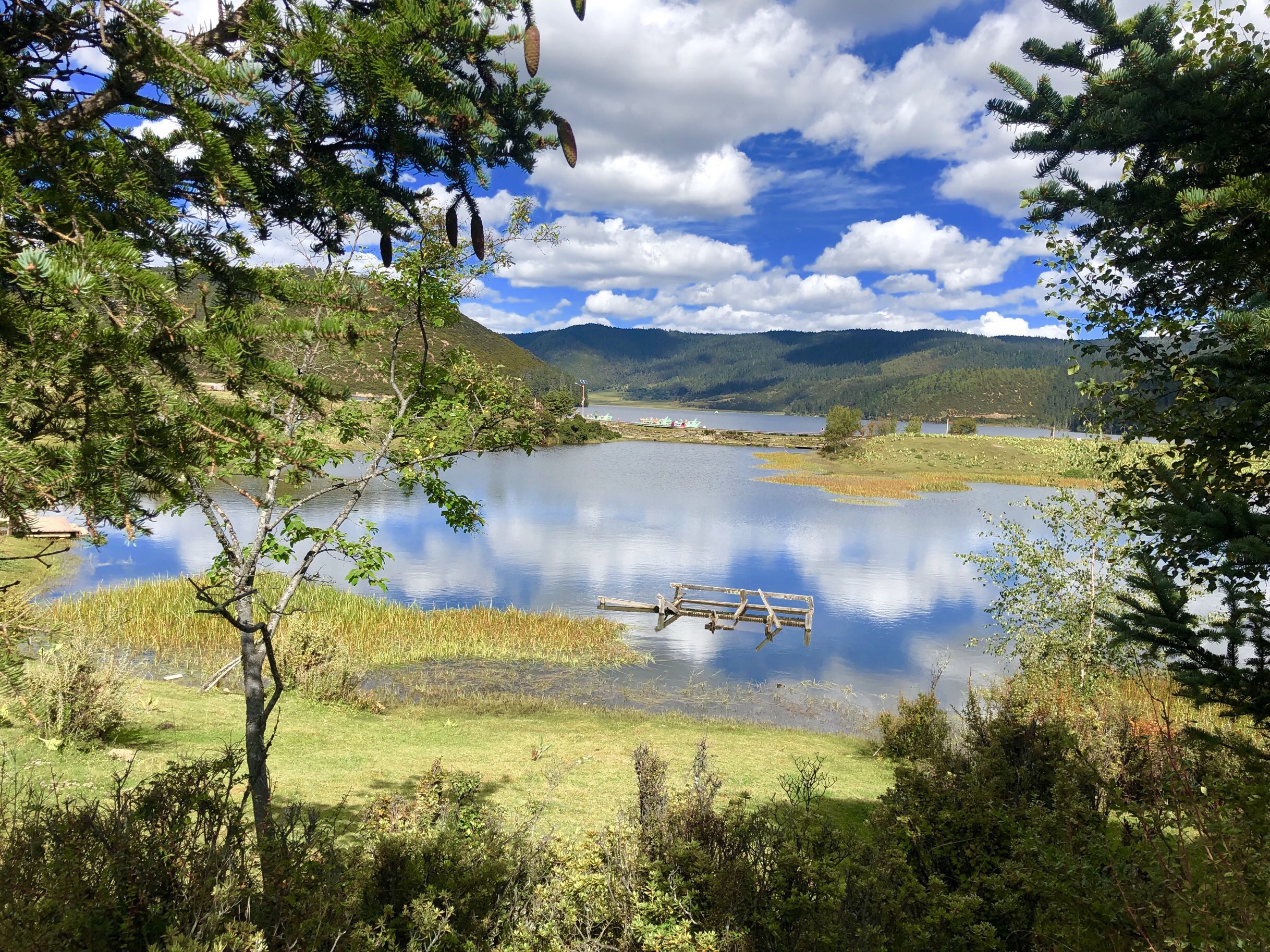【携程攻略】香格里拉属都湖景点,属都湖又称属都岗湖,位于云南省迪庆