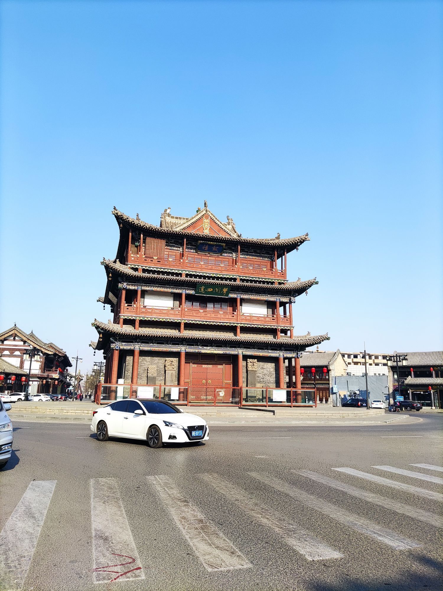 大同古城裡的地標性建築,挺宏偉的一座城樓,在道路中央,相當於是一座