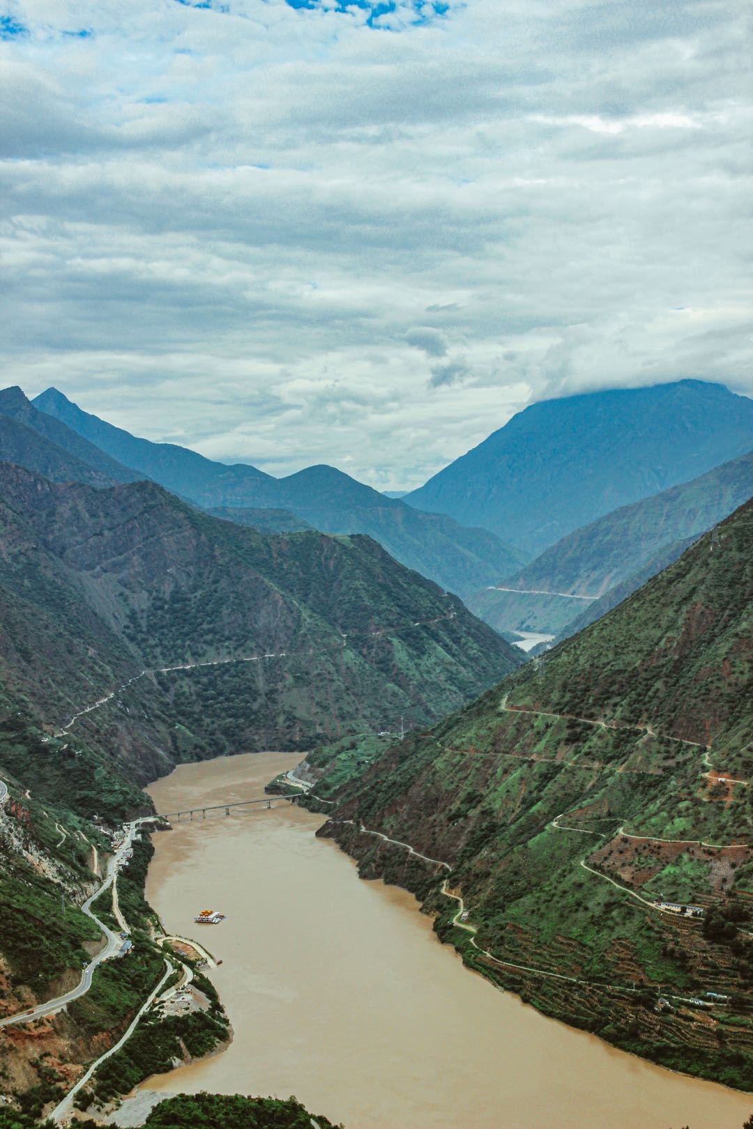 1-Day Yuanmou Tour: The Majestic Jinsha River, Unique Landforms of Yuanmou Earth Forest