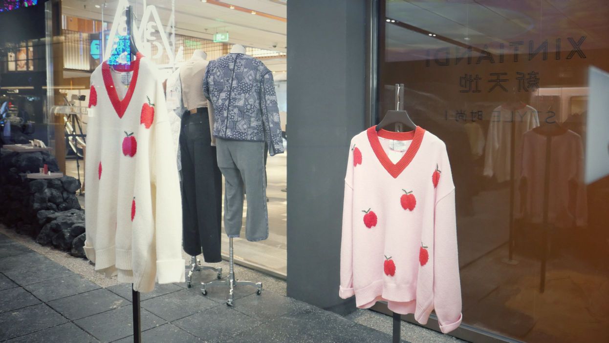 3c线下实体店,比较有趣的事,这家店做成了艺术展风格的展示厅,分好几