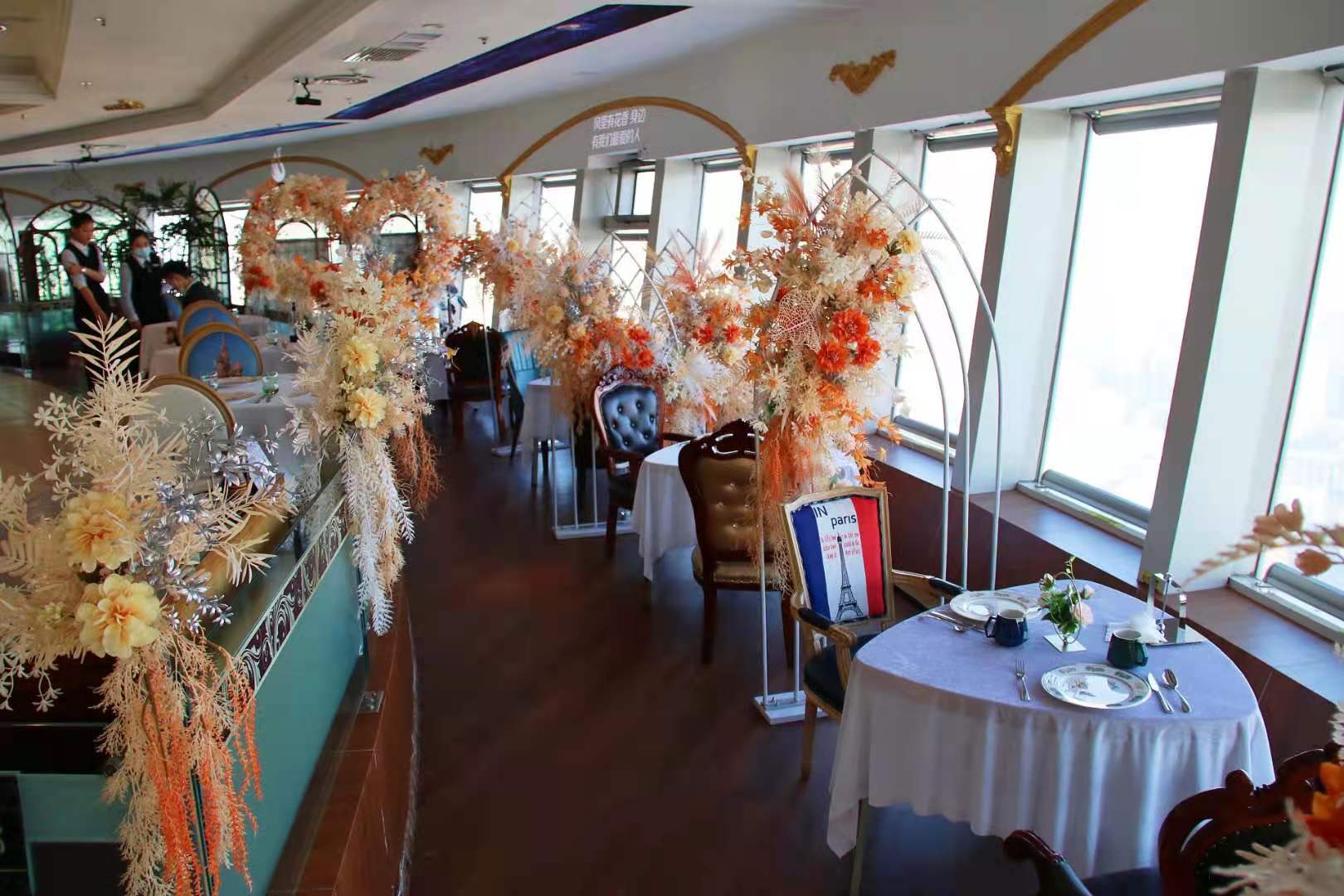 龙塔186米空中旋转餐厅 4.