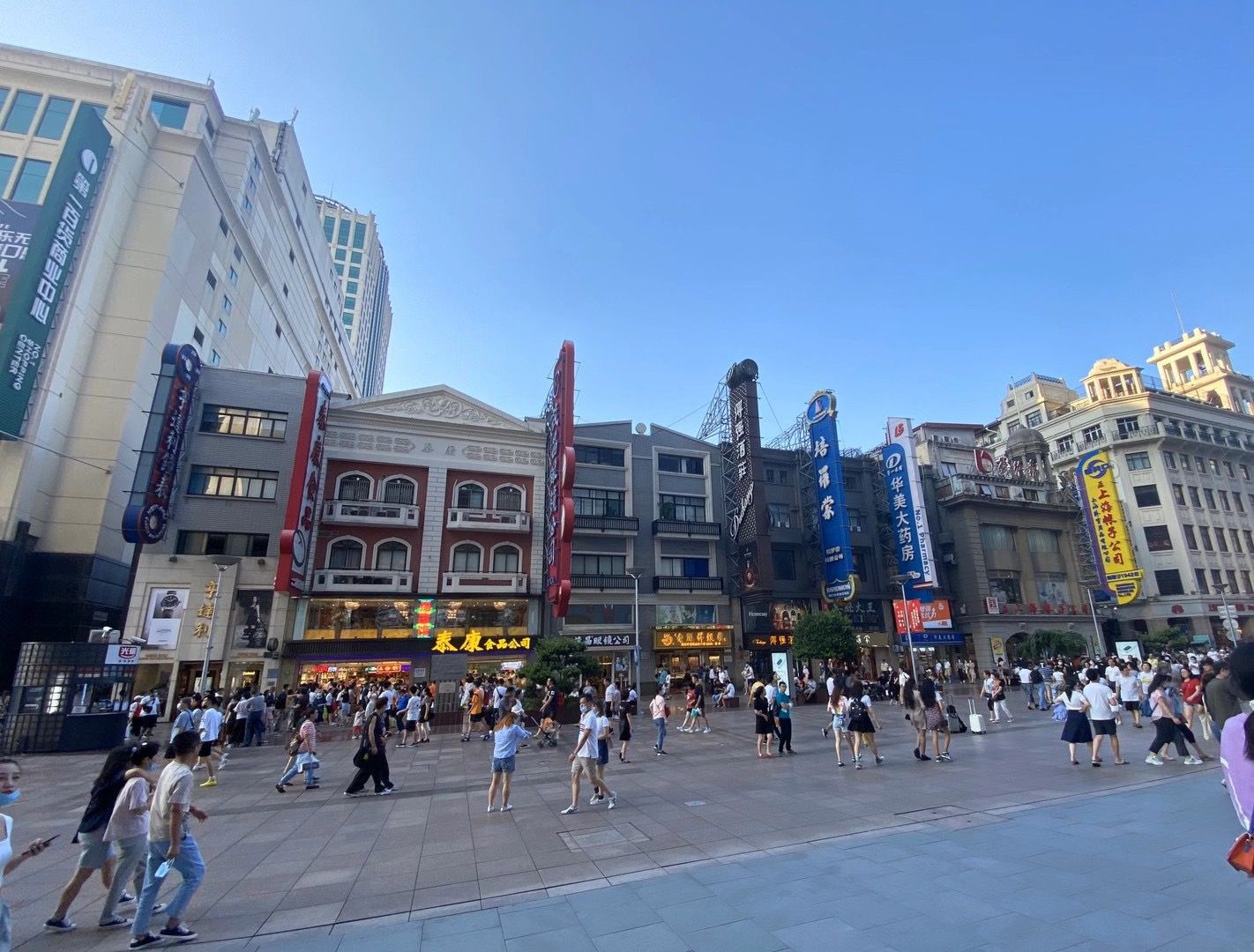 【携程攻略】购物,南京路步行街位于地铁2号线南京东路站，也可以从人民广场下车，从西…