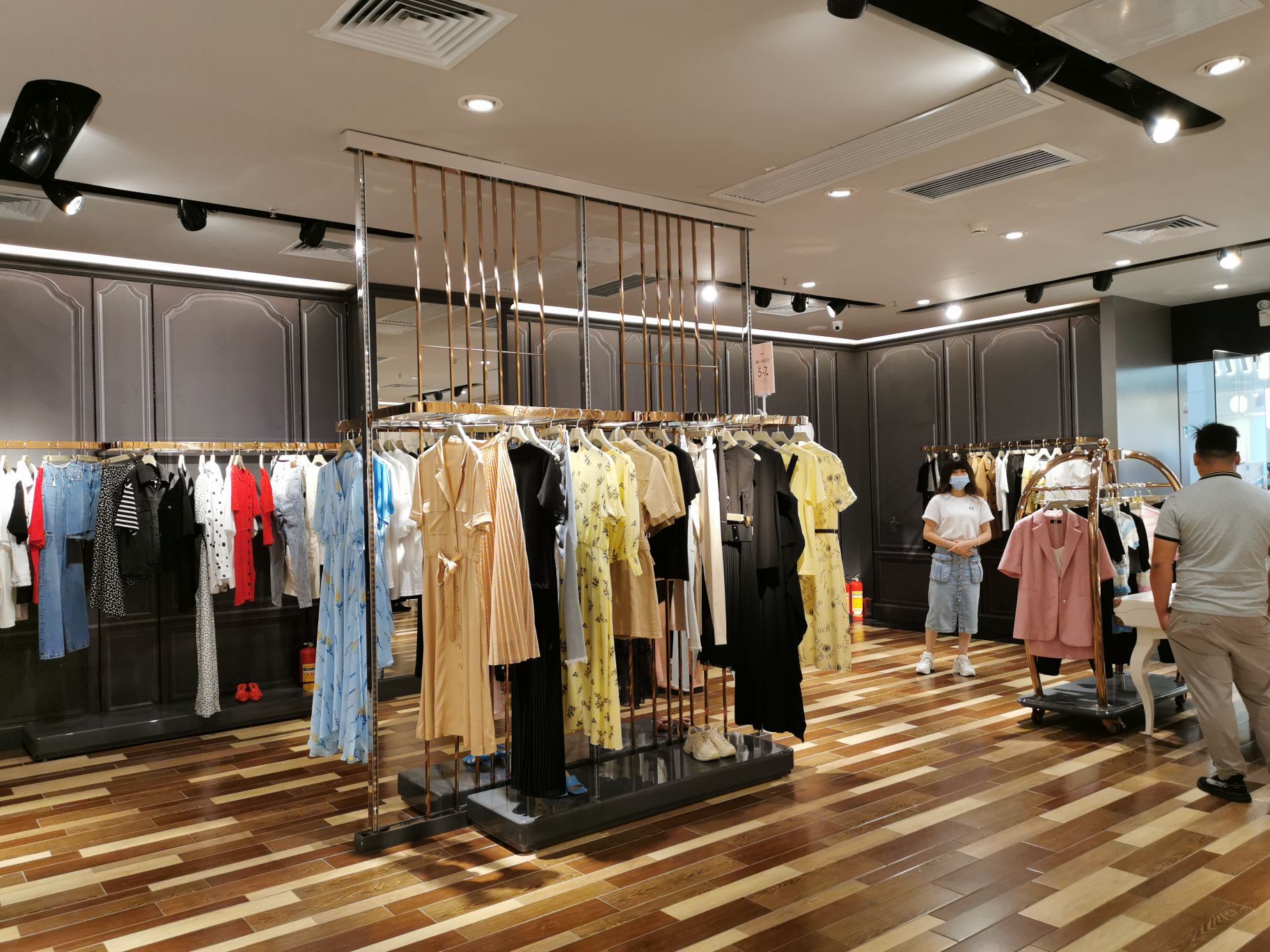 2021欧时力(广州白云机场店)购物,环境:店铺其实不大,衣服种.