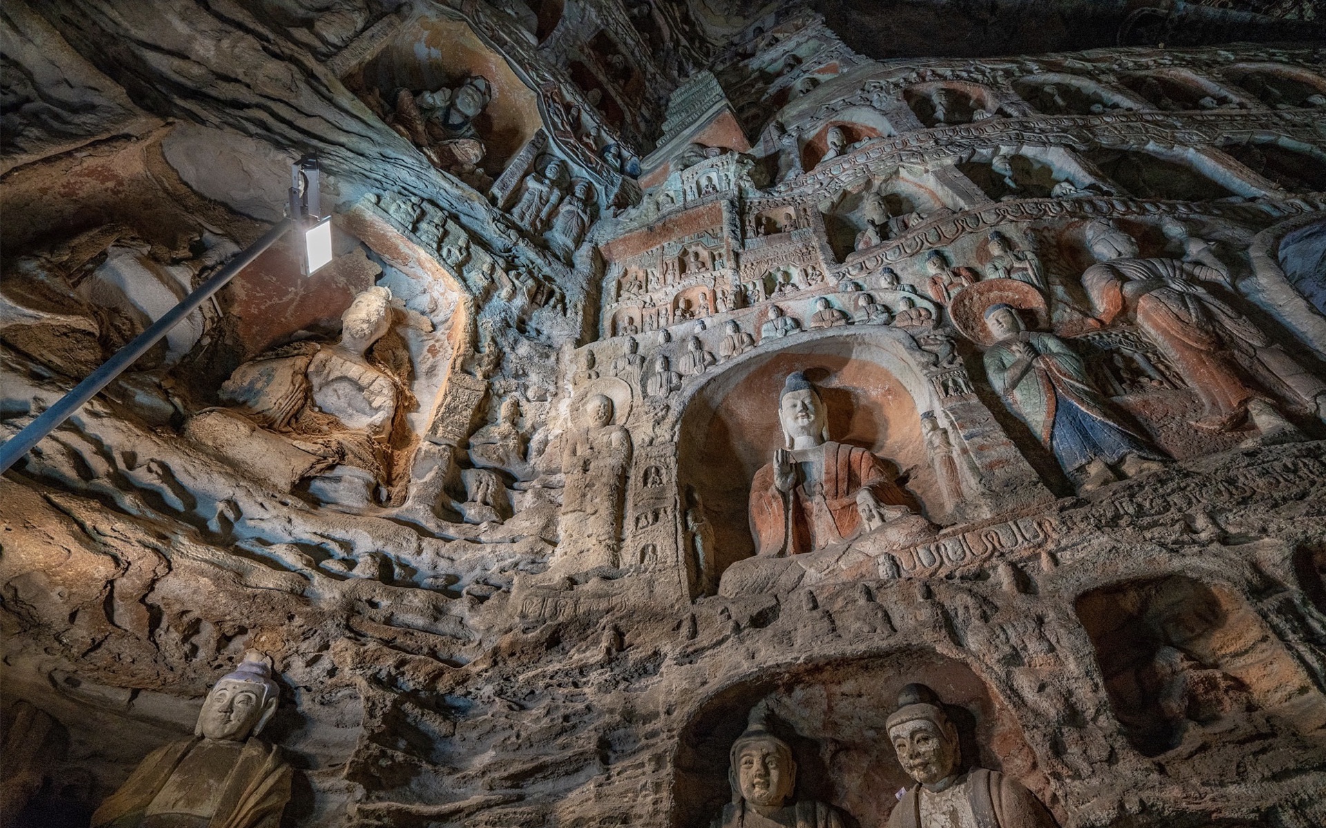 云冈石窟位于山西省大同市城西约16公里的武州(周)山南麓,武州川的