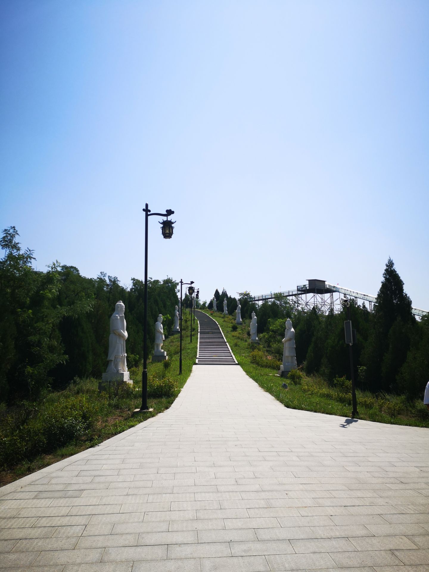 封神台神道位于陕西省宝鸡市扶风县南阳镇野河山景区内是通往姜子牙