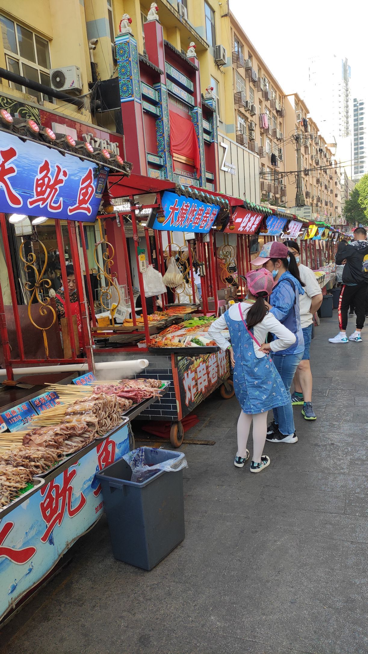 李村商业区,周边有李村步行街,乐客城,崂百,北方国贸,利客来,苏宁