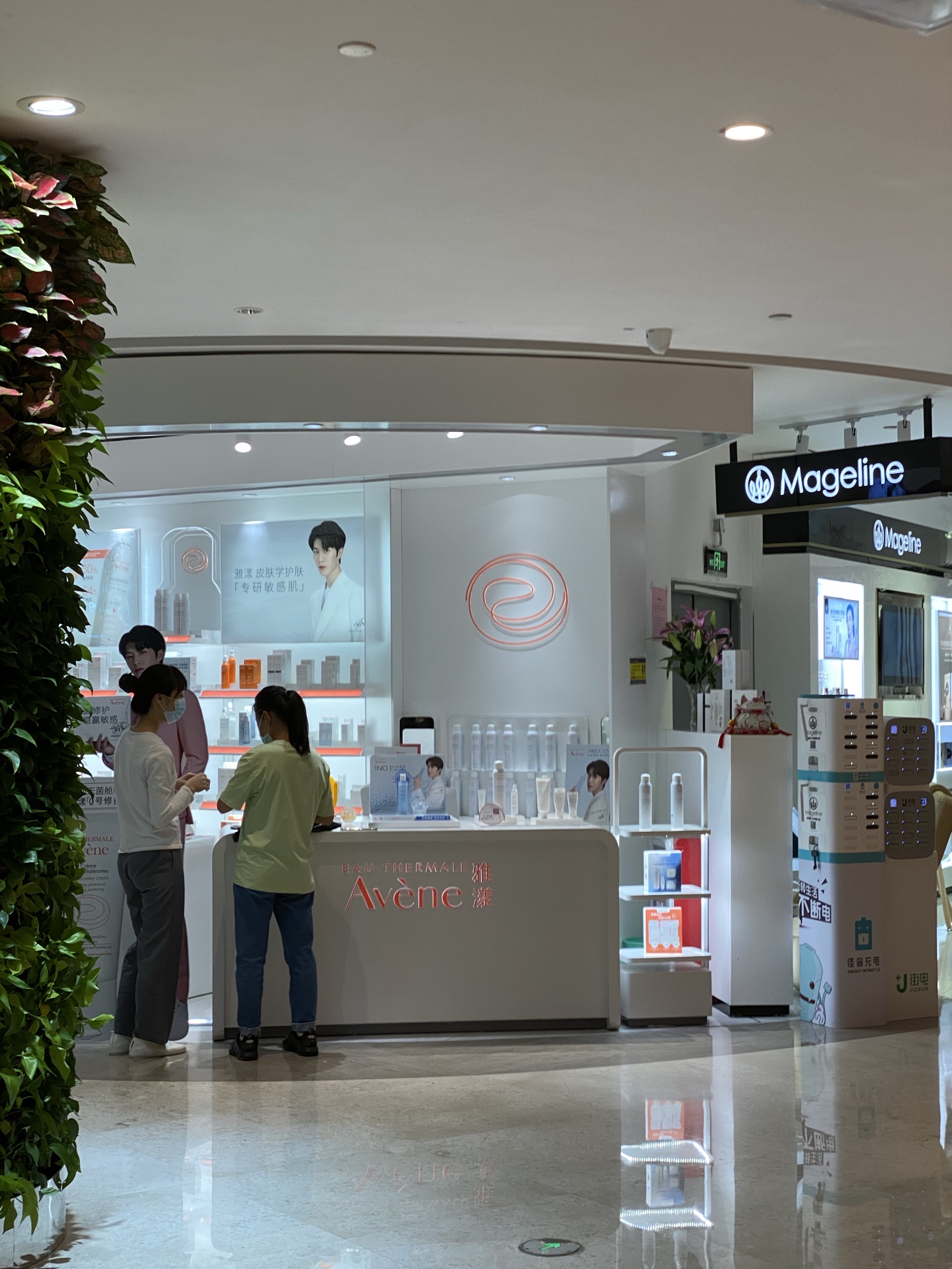 这一家雅漾品牌店铺位于珠江新城的高德置地春广场负二层,在麦当当