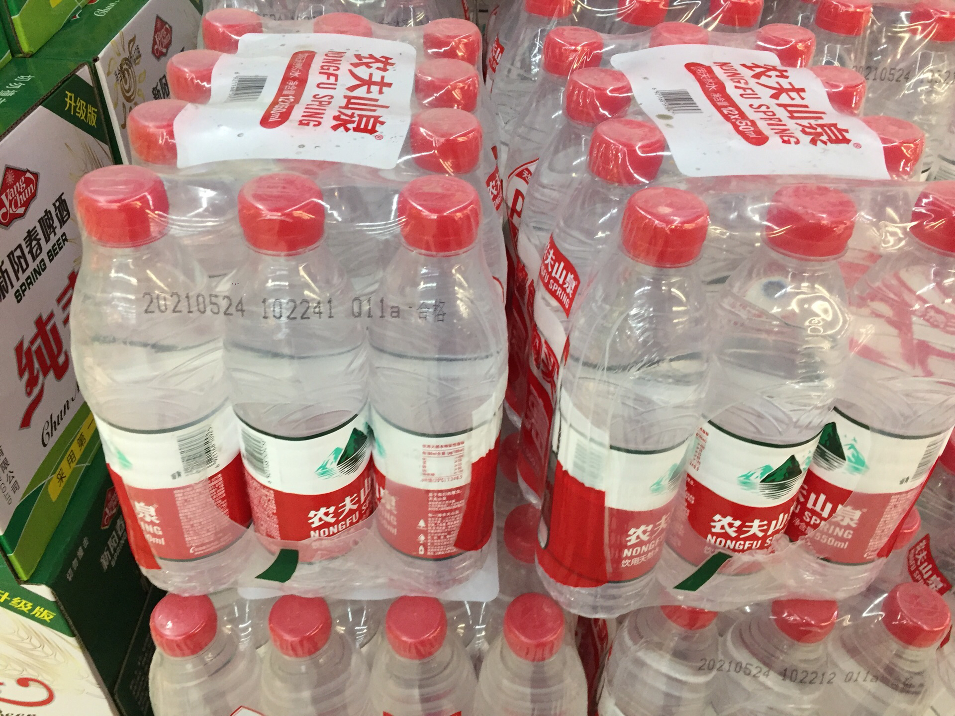 烟酒糖茶,水果蔬菜,老板热情,我们经过,进去买水,农夫山泉矿泉水2元一