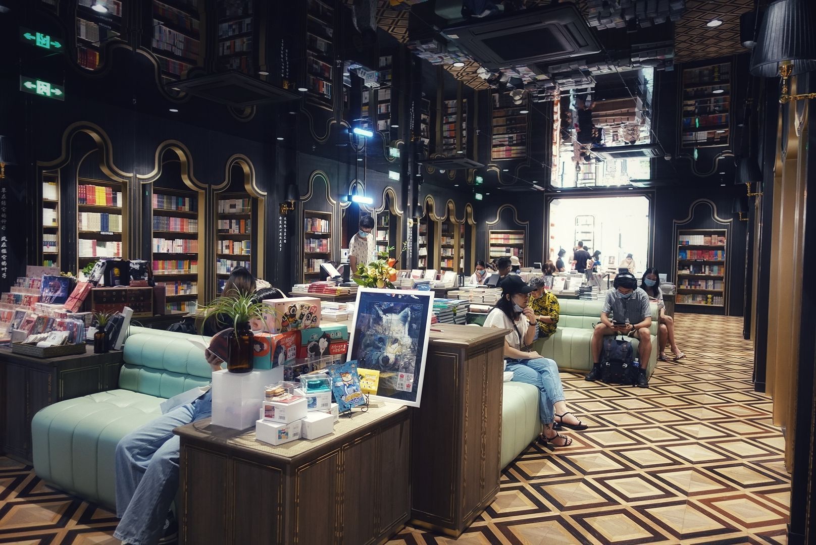 钟书阁(永庆坊店)