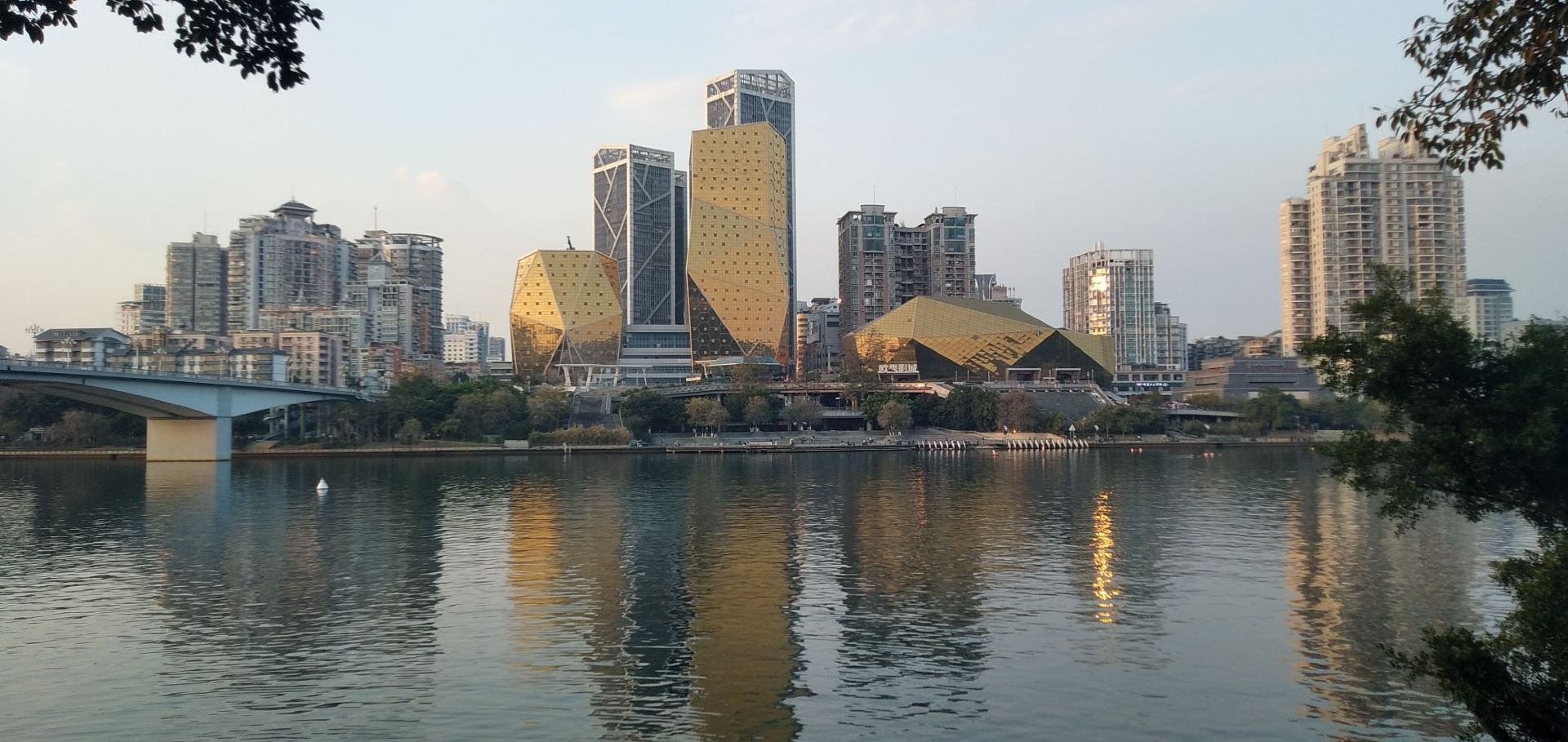 【携程攻略】柳州江滨公园景点,柳州市江滨公园位于鱼峰区驾鹤路82号