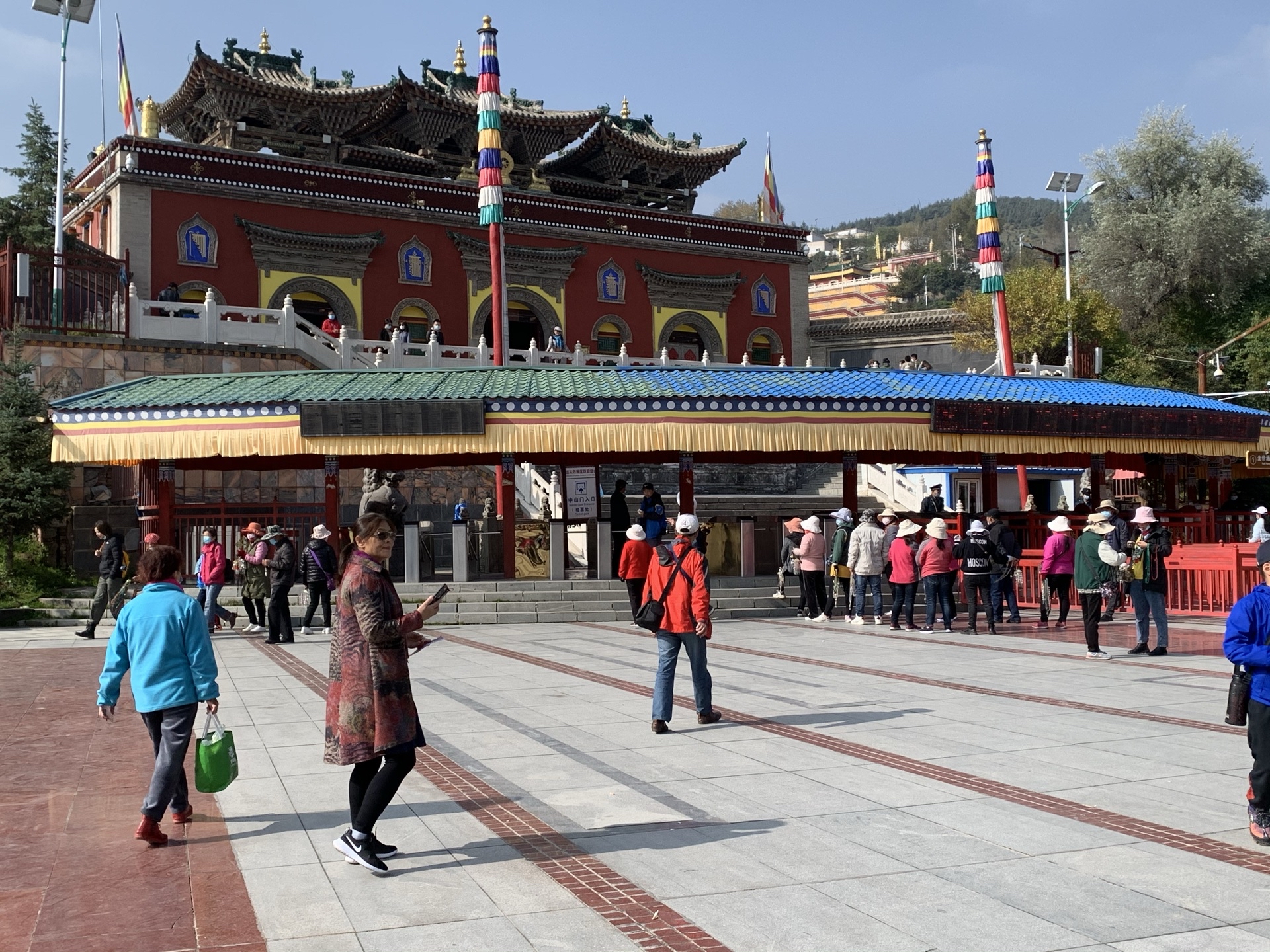 【携程攻略】西宁八宝如意塔景点,游览塔尔寺从中山门进入后来到